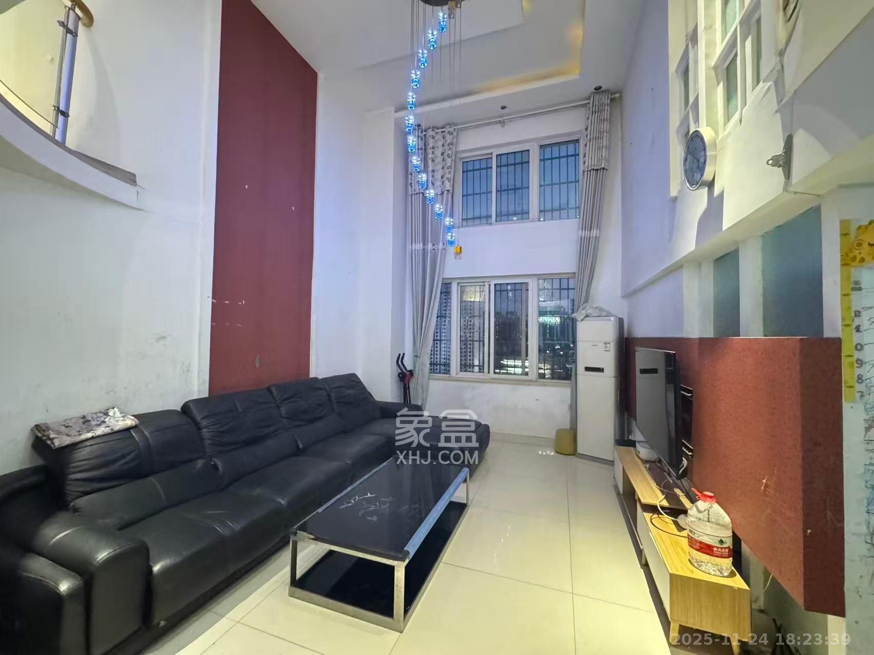 天翔新新家园  3室2厅2卫    2000.0元/月室内图1