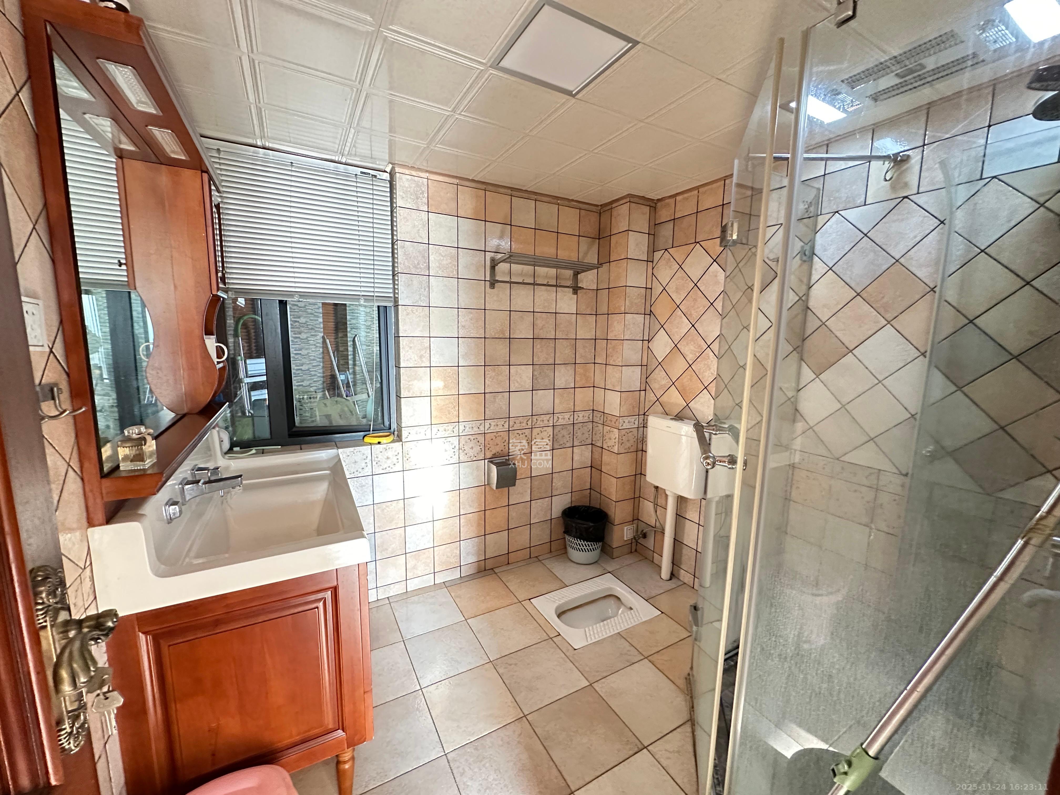 藏珑湖上国际花园  3室2厅2卫    4000.0元/月室内图