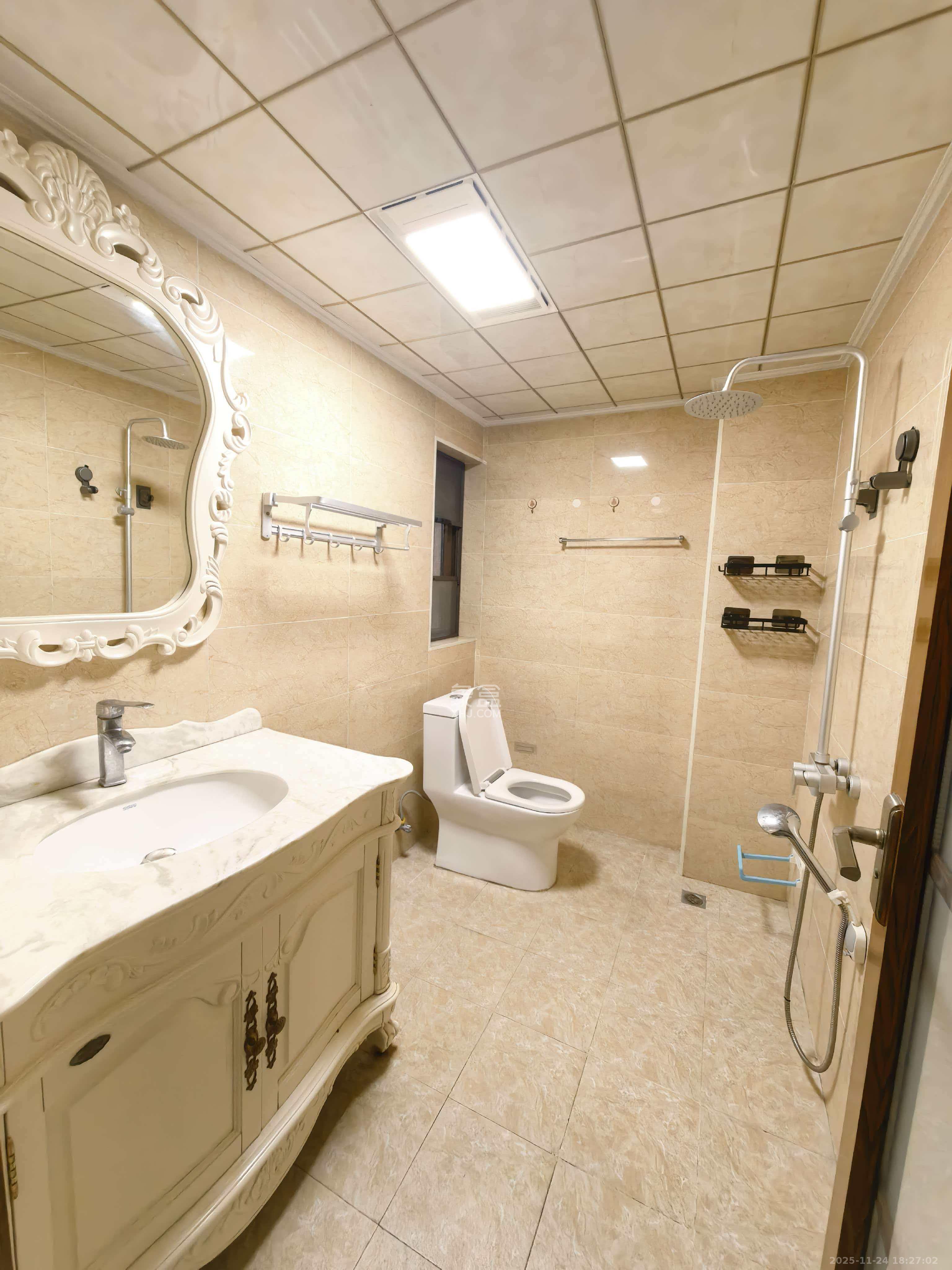 金色溪泉湾  3室2厅2卫    3200.0元/月室内图