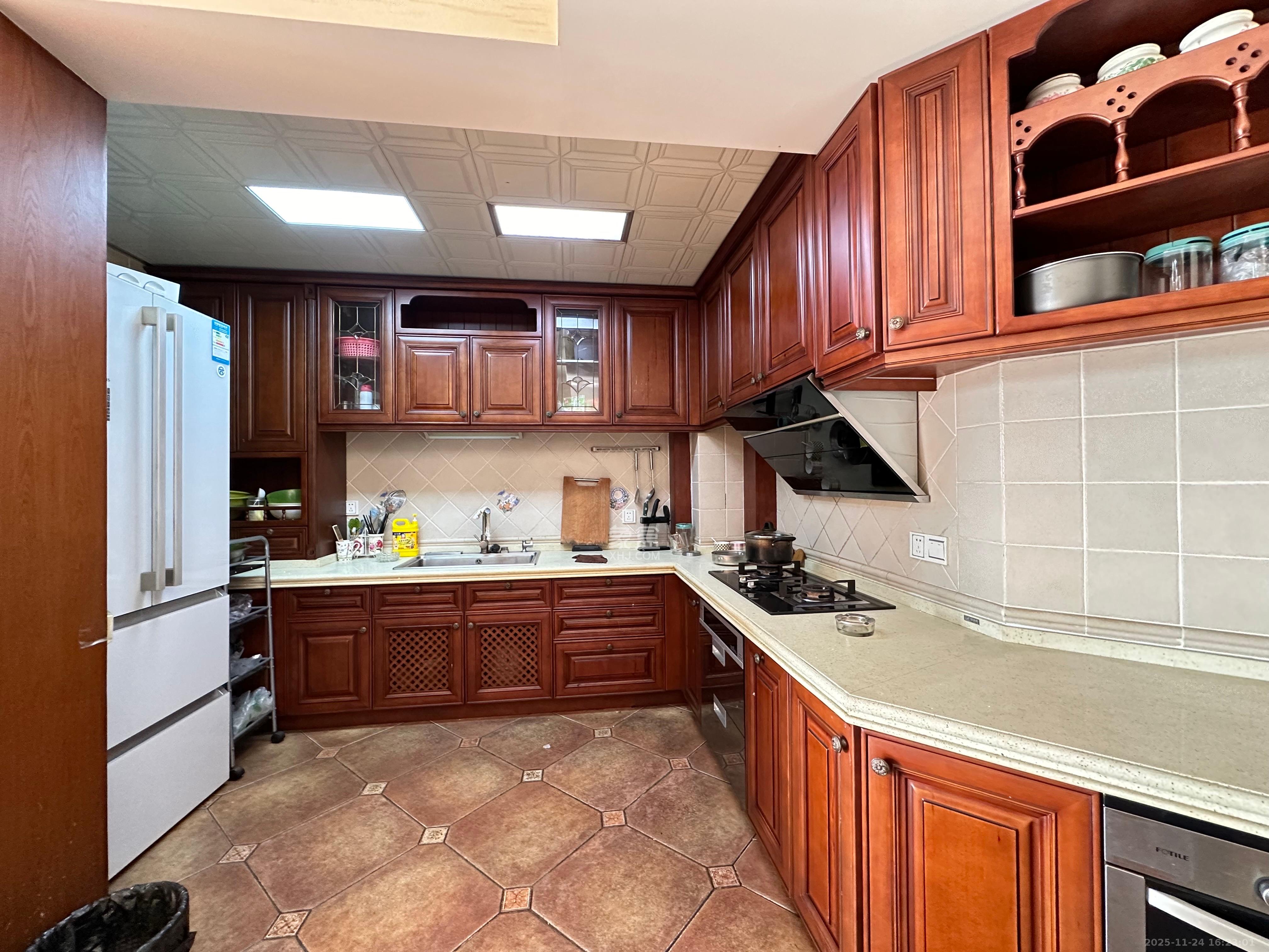 藏珑湖上国际花园  3室2厅2卫    4000.0元/月室内图