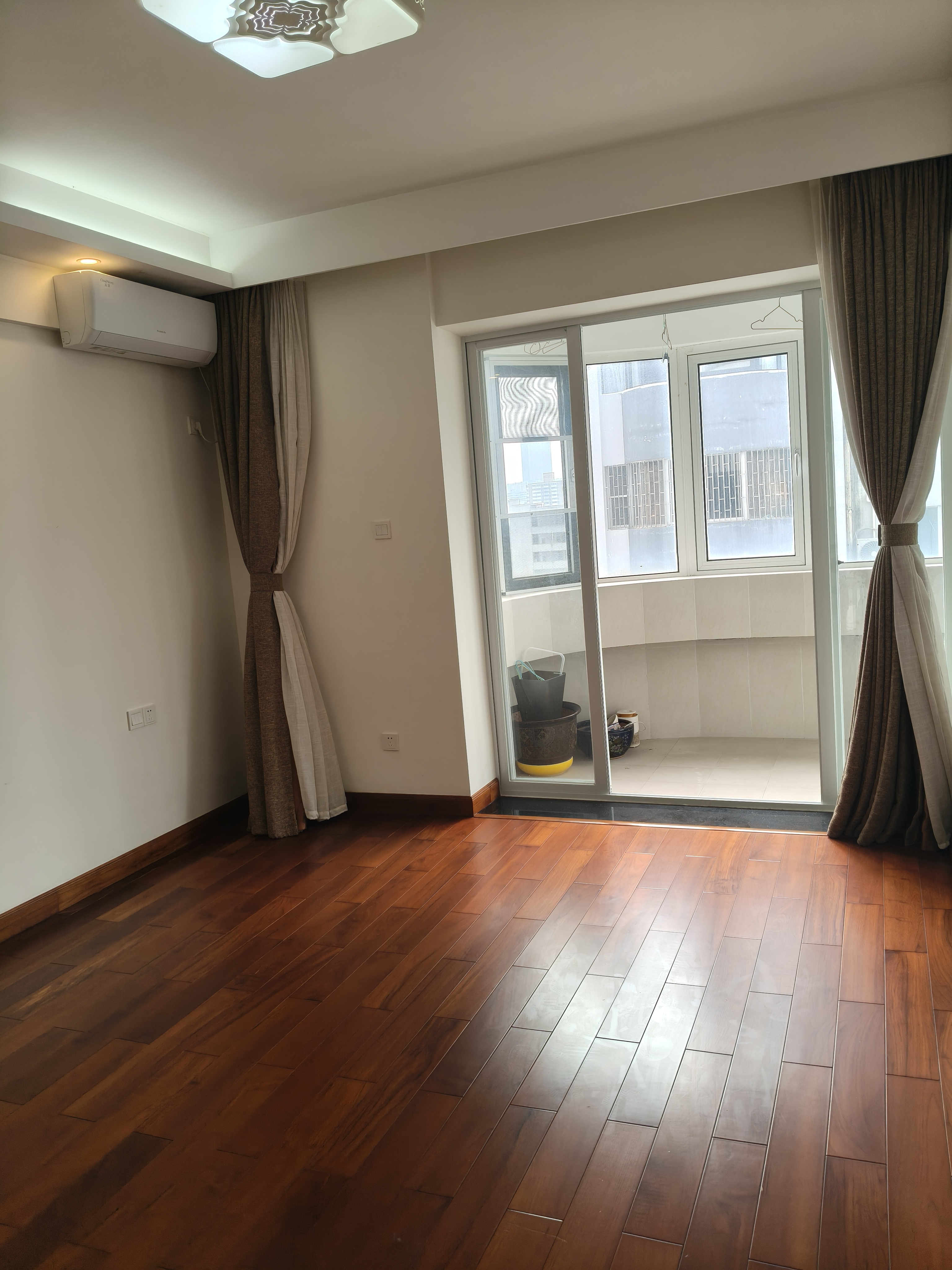 龙珠新城  3室2厅2卫    150.0万客厅