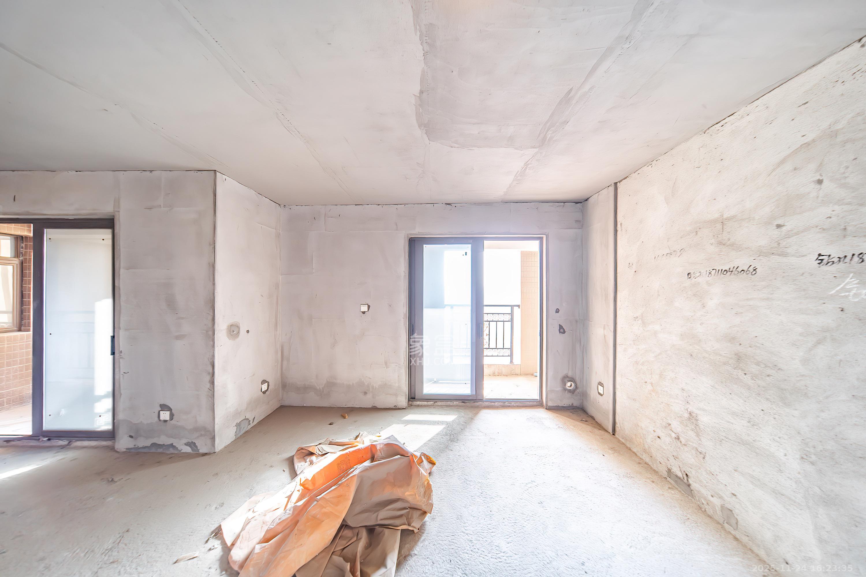 上园商住小区 4室2厅2卫 130.0万 上园商住小区 4室2厅2卫 130.0万客厅