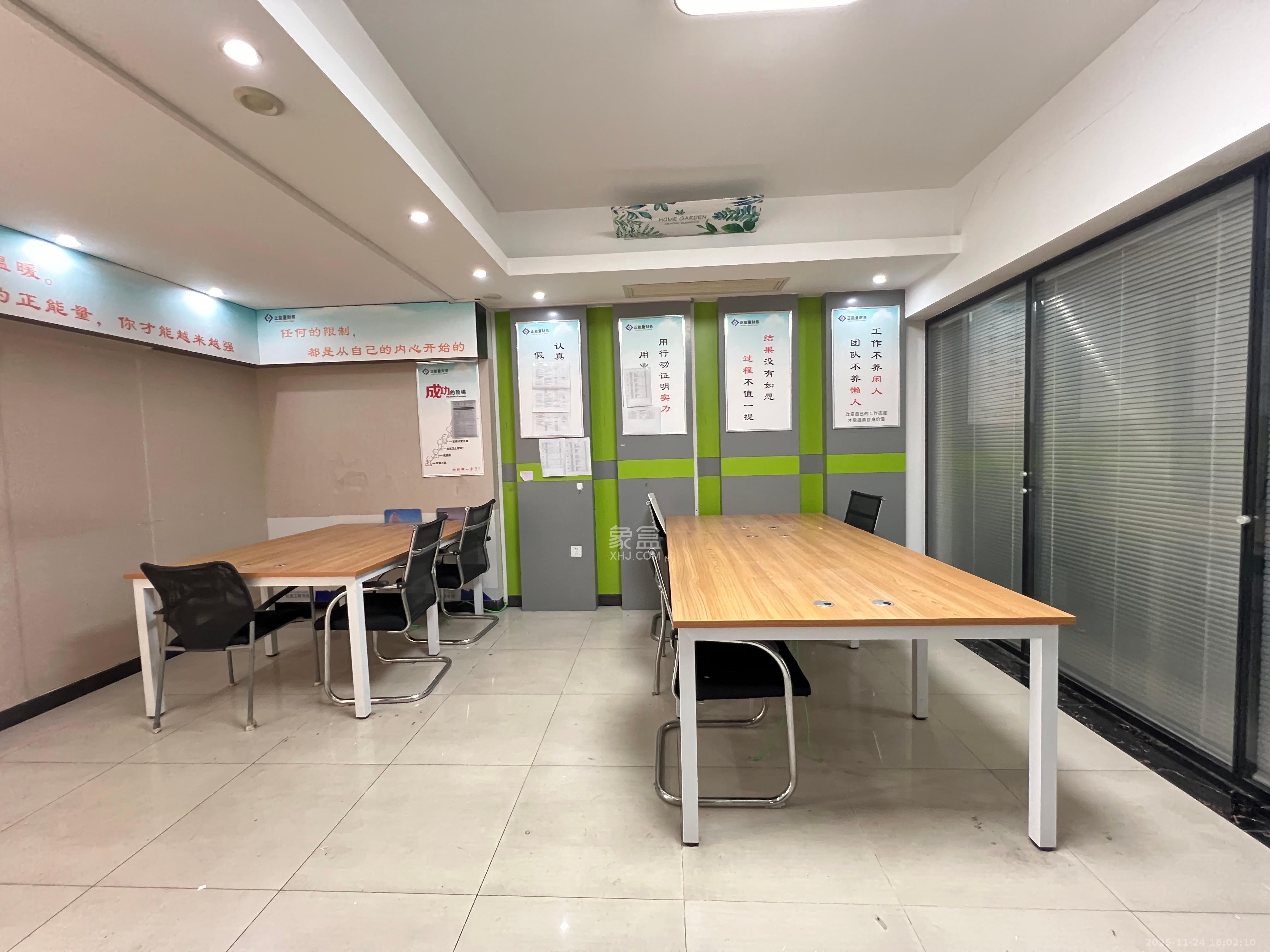 长房中庭国际(东郡华蓉广场) 3室2厅1卫 5600.0元/月 长房中庭国际(东郡华蓉广场) 3室2厅1卫 5600.0元/月室内图