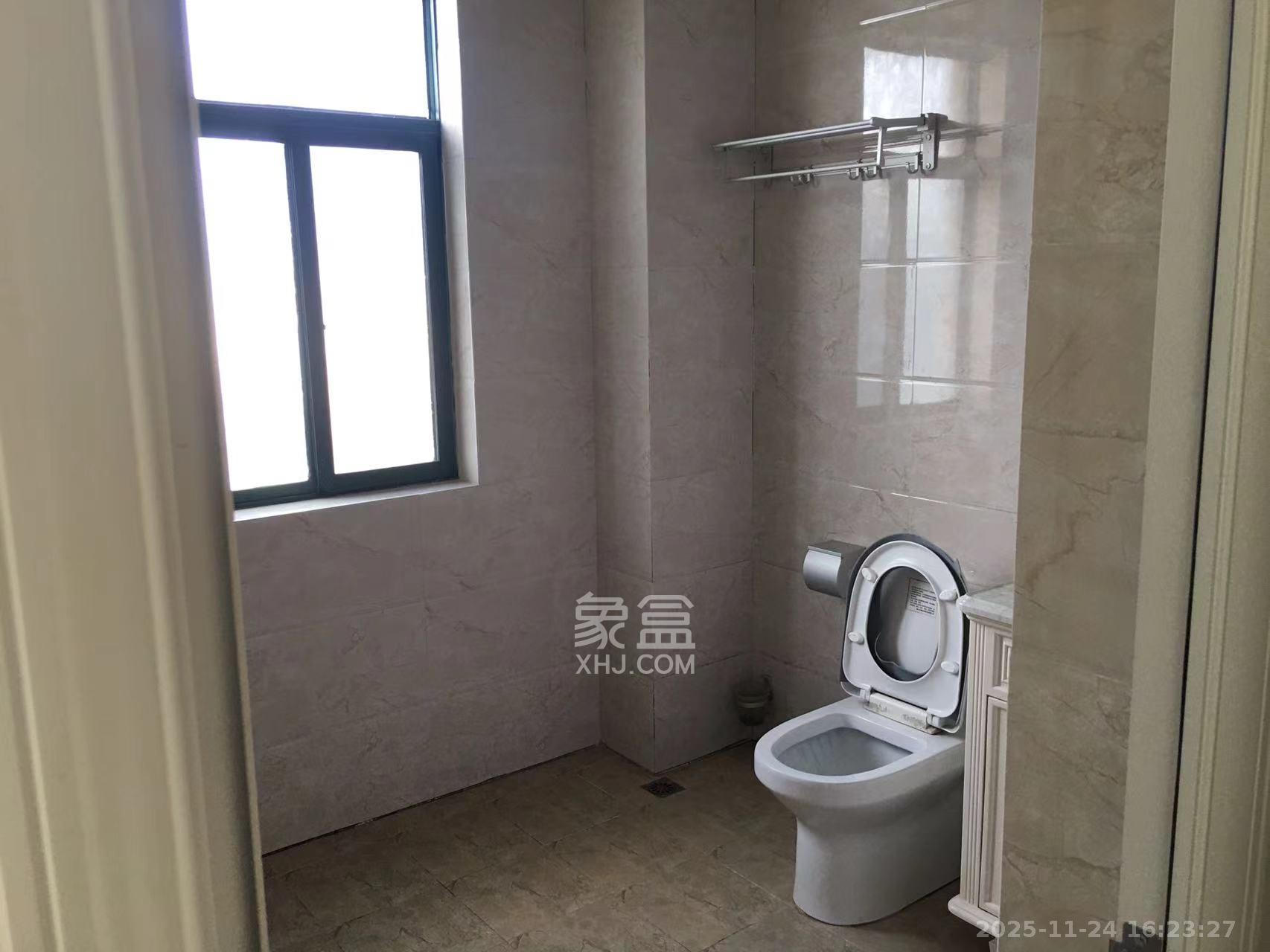 天和华城  3室2厅1卫    2400.0元/月室内图