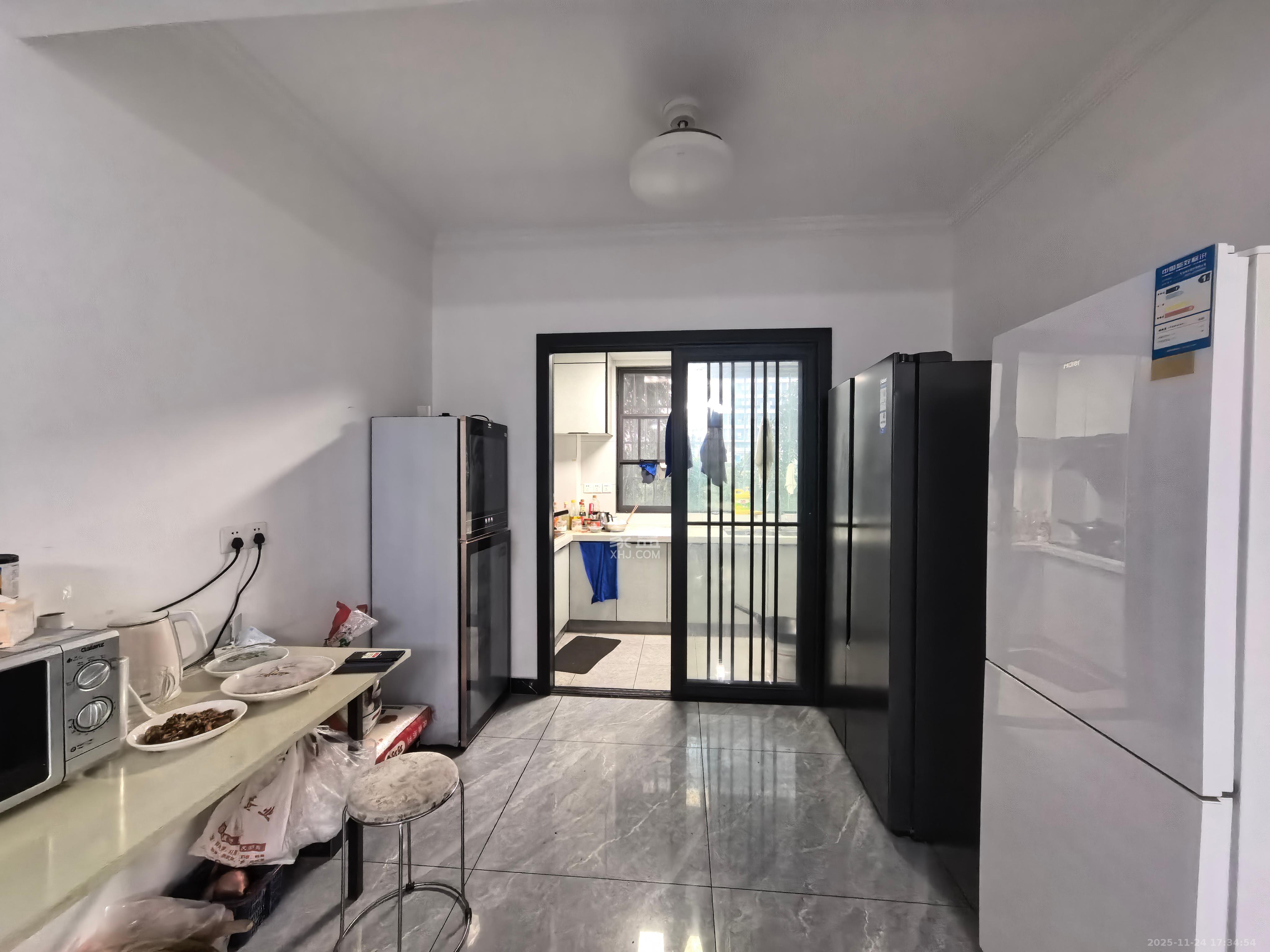 东宜新园  3室2厅2卫    2500.0元/月室内图1