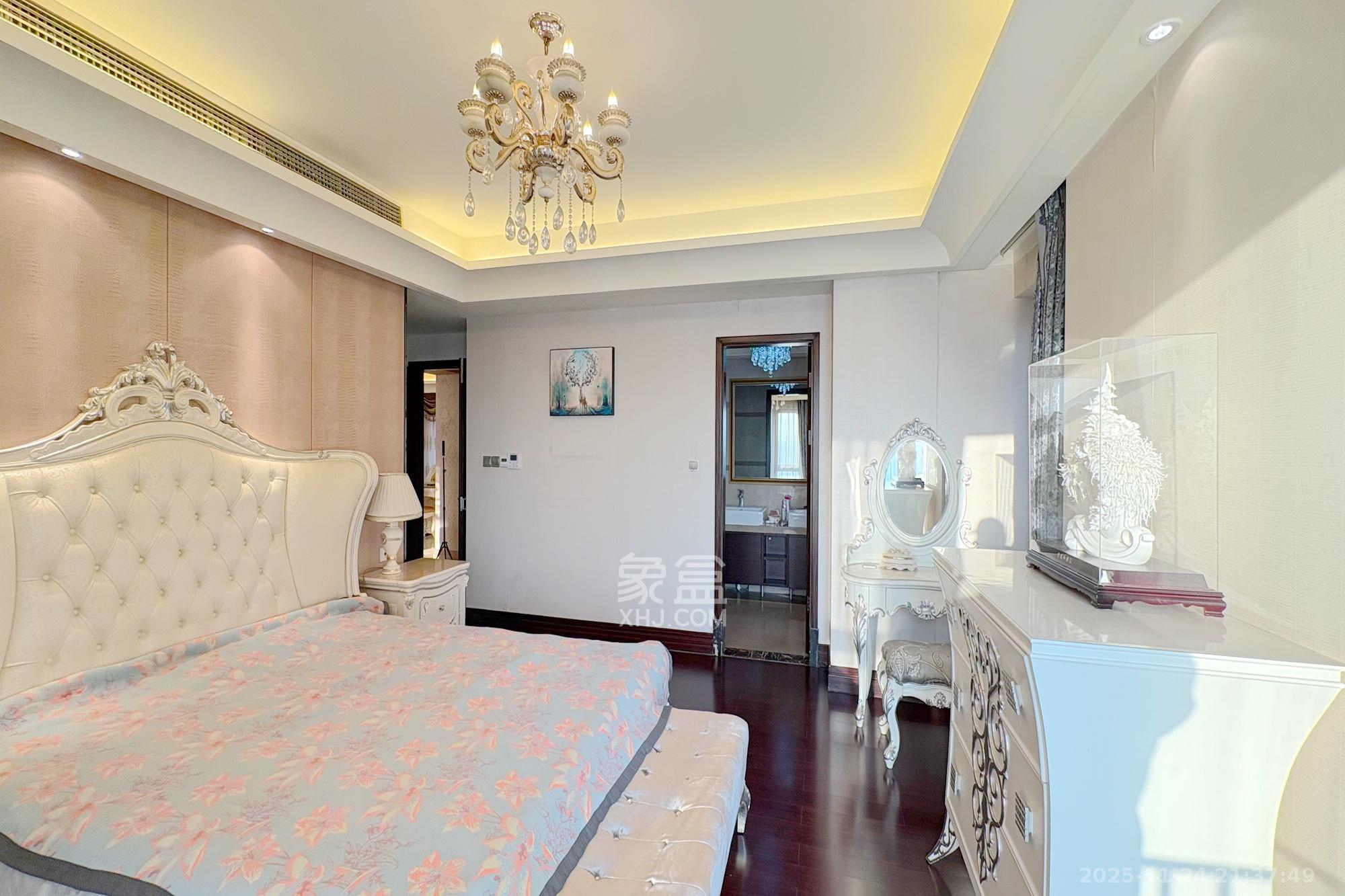 华远华中心  4室2厅5卫    600.0万卧室