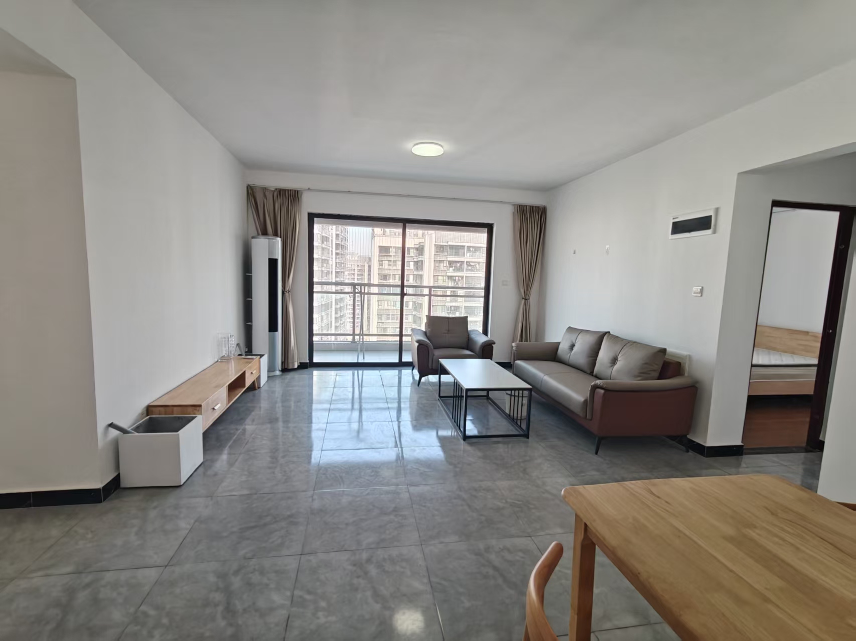 坡博家园五区  5室2厅2卫    3500.0元/月