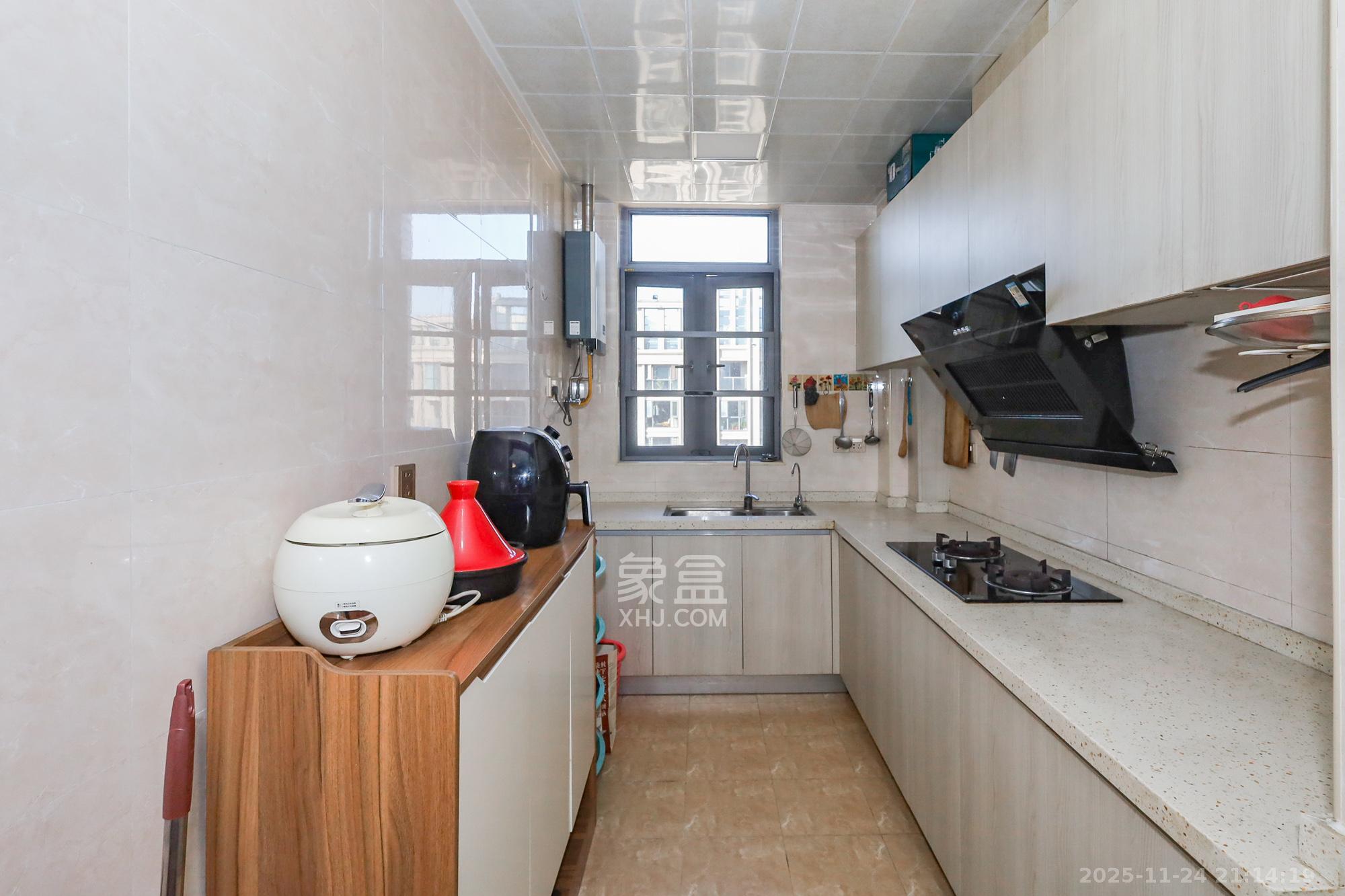 八方小区C区  3室2厅2卫    360.0万厨房