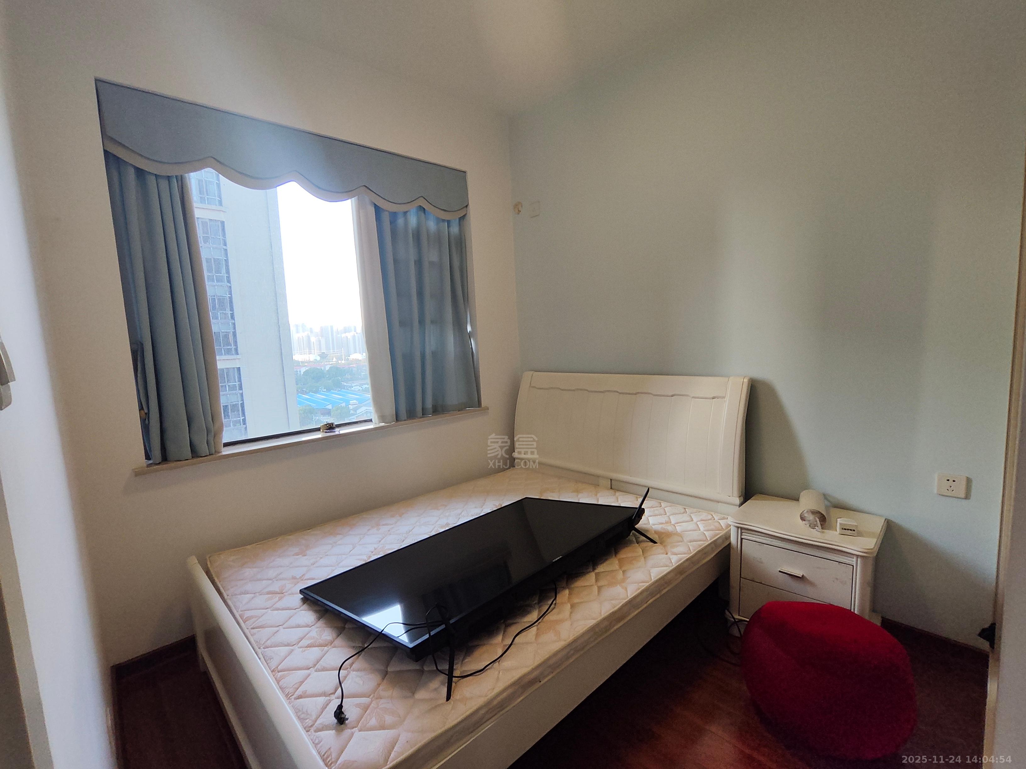 中泰财富湘江  3室2厅1卫    2000.0元/月室内图