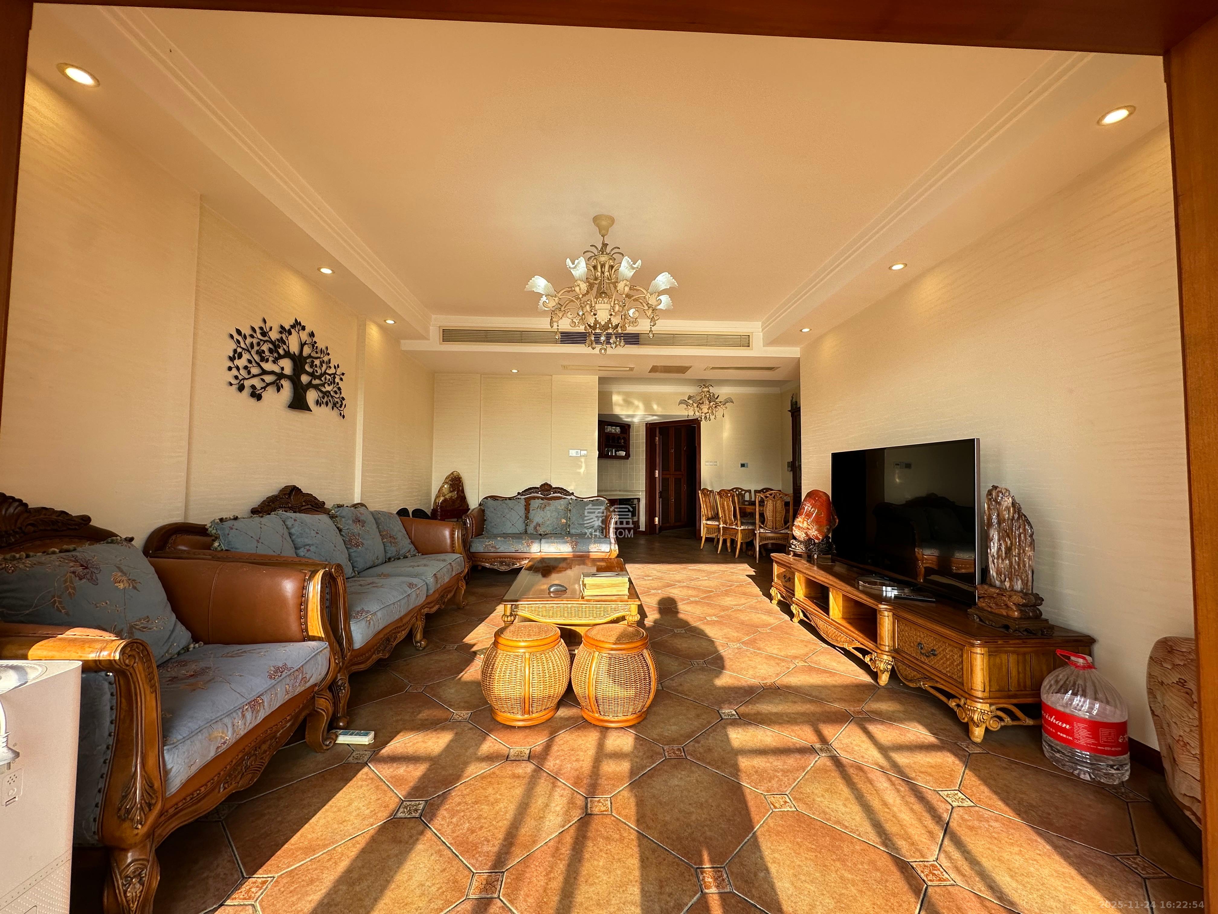 藏珑湖上国际花园  3室2厅2卫    4000.0元/月