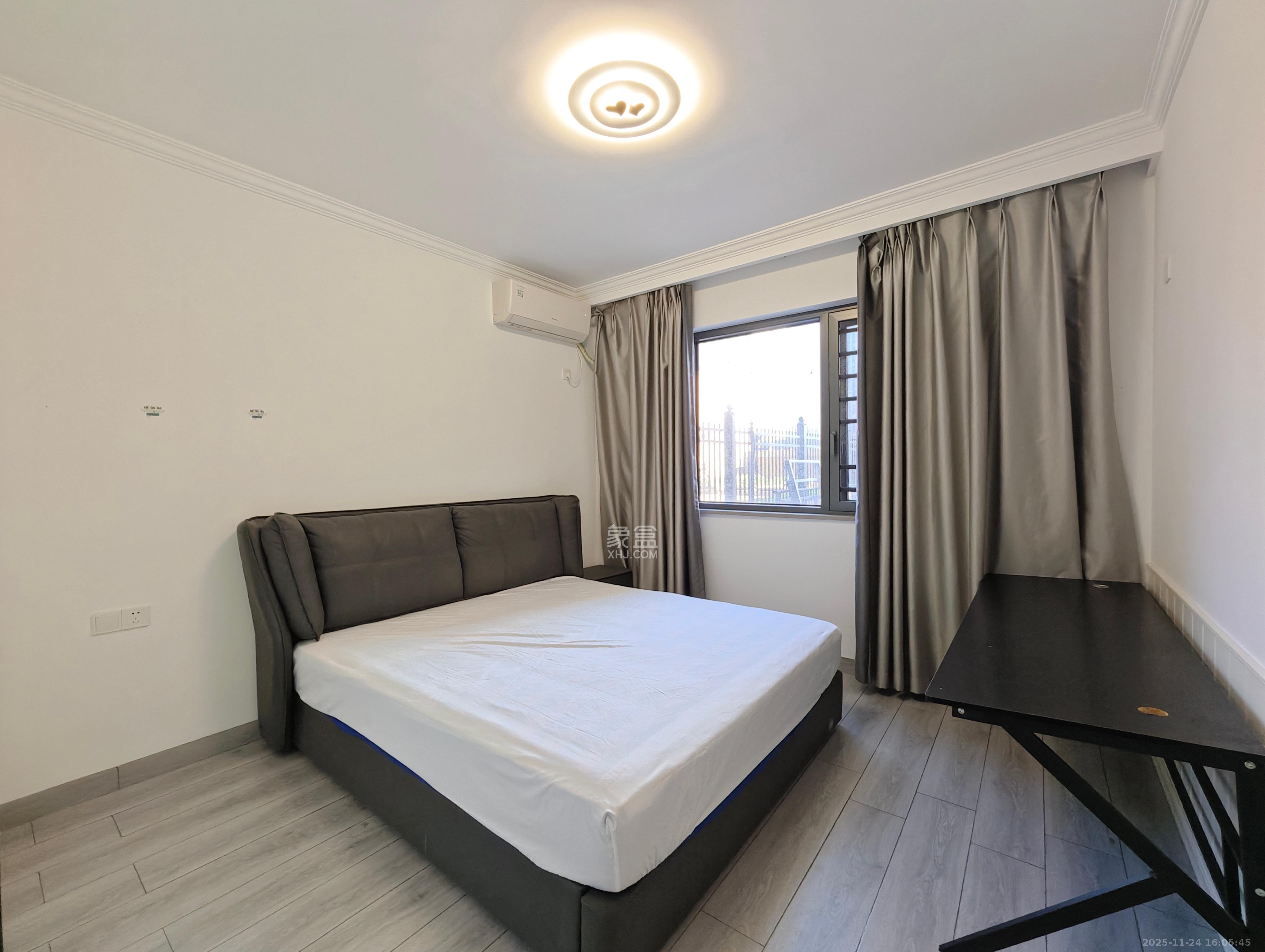 荣盛岳麓峰景  3室2厅2卫    2200.0元/月室内图