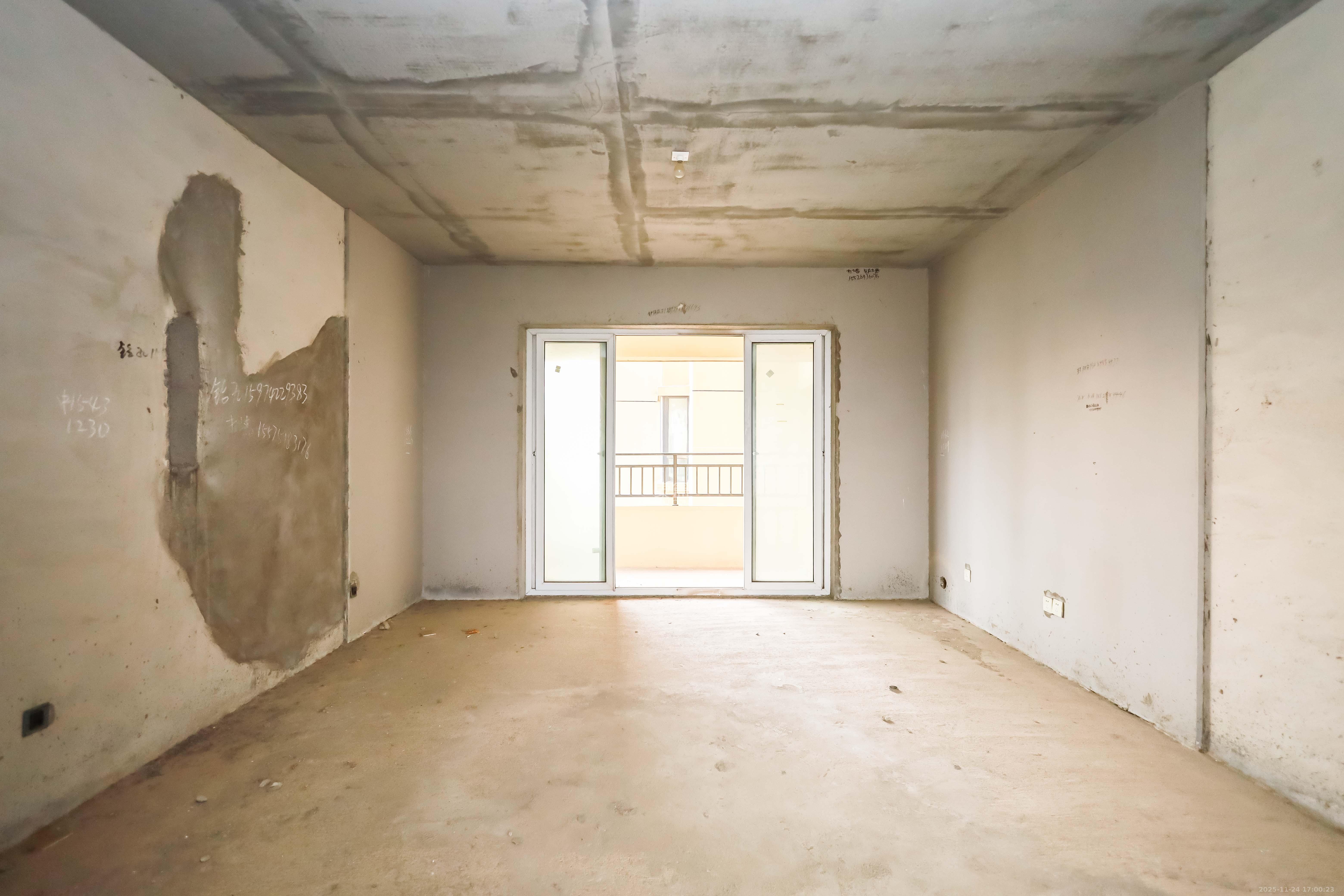 天麓尚层 4室2厅2卫 90.0万 天麓尚层 4室2厅2卫 90.0万客厅