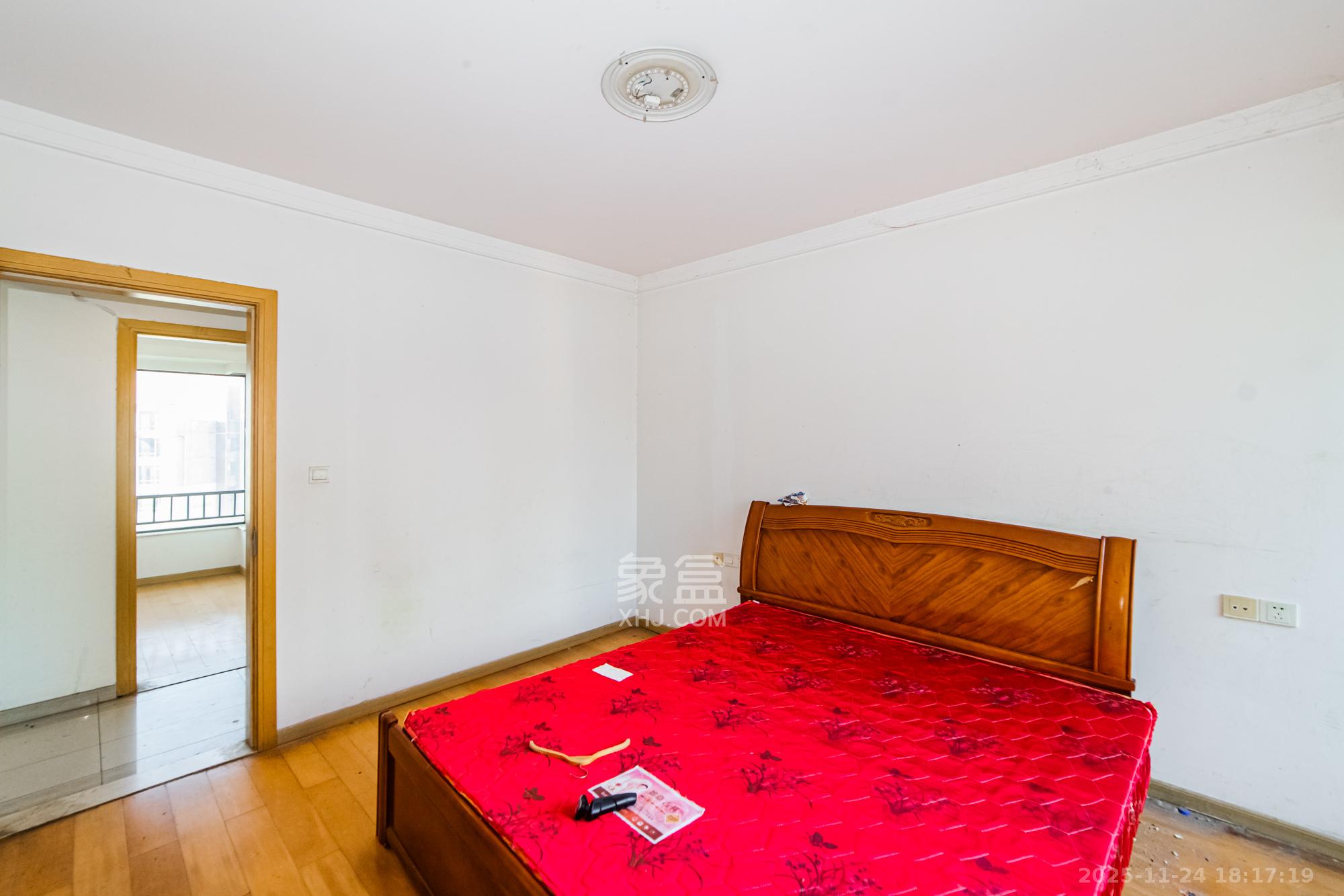 珠江花城四期花盛 3室2厅1卫 90.0万 珠江花城四期花盛 3室2厅1卫 90.0万卧室