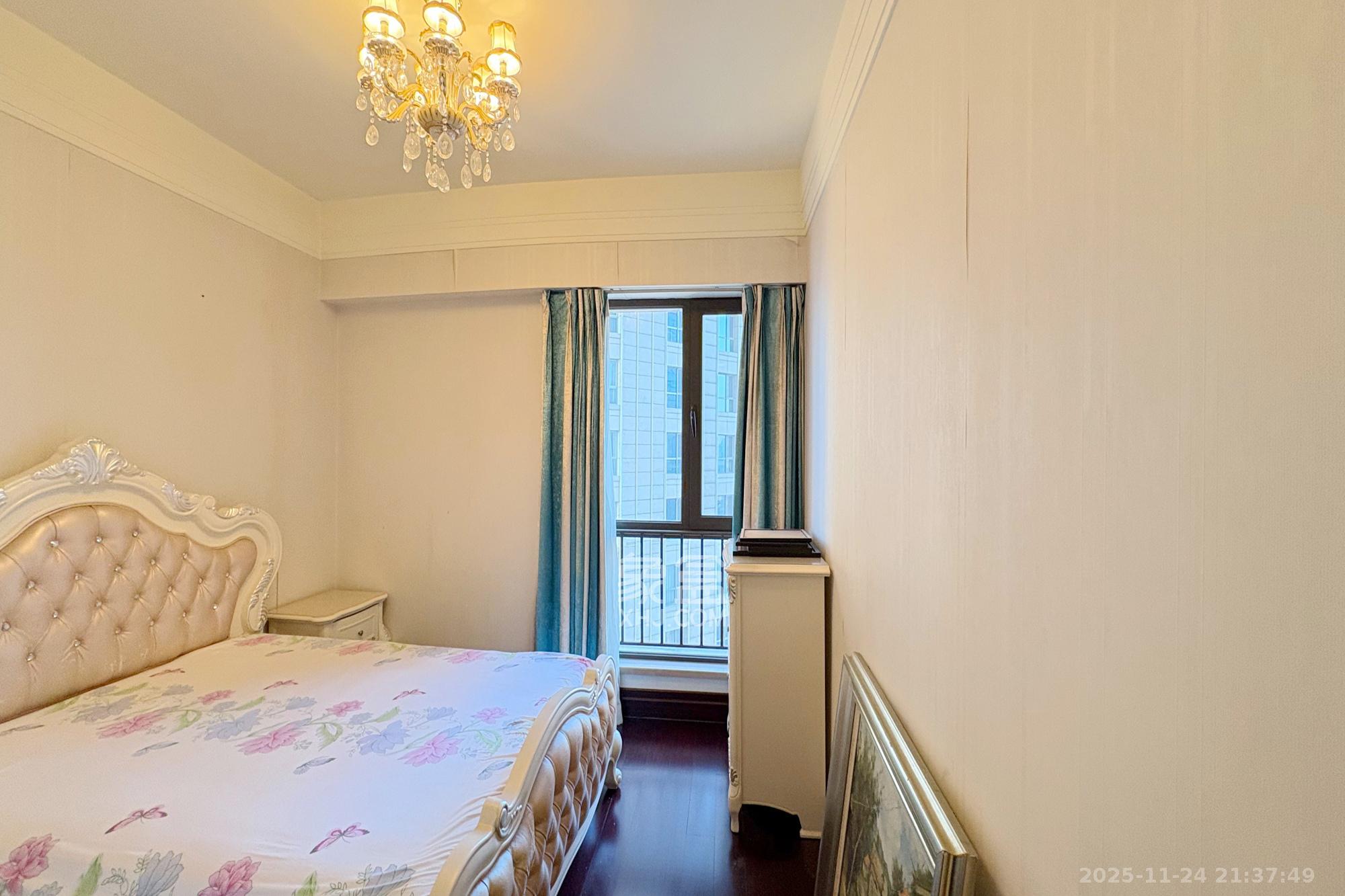 华远华中心  4室2厅5卫    600.0万卧室