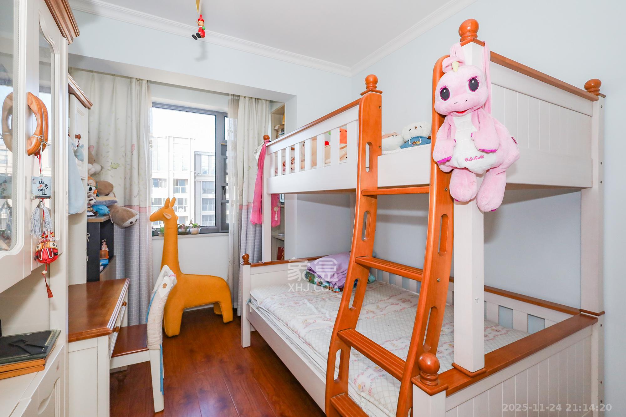 八方小区C区  3室2厅2卫    360.0万卧室