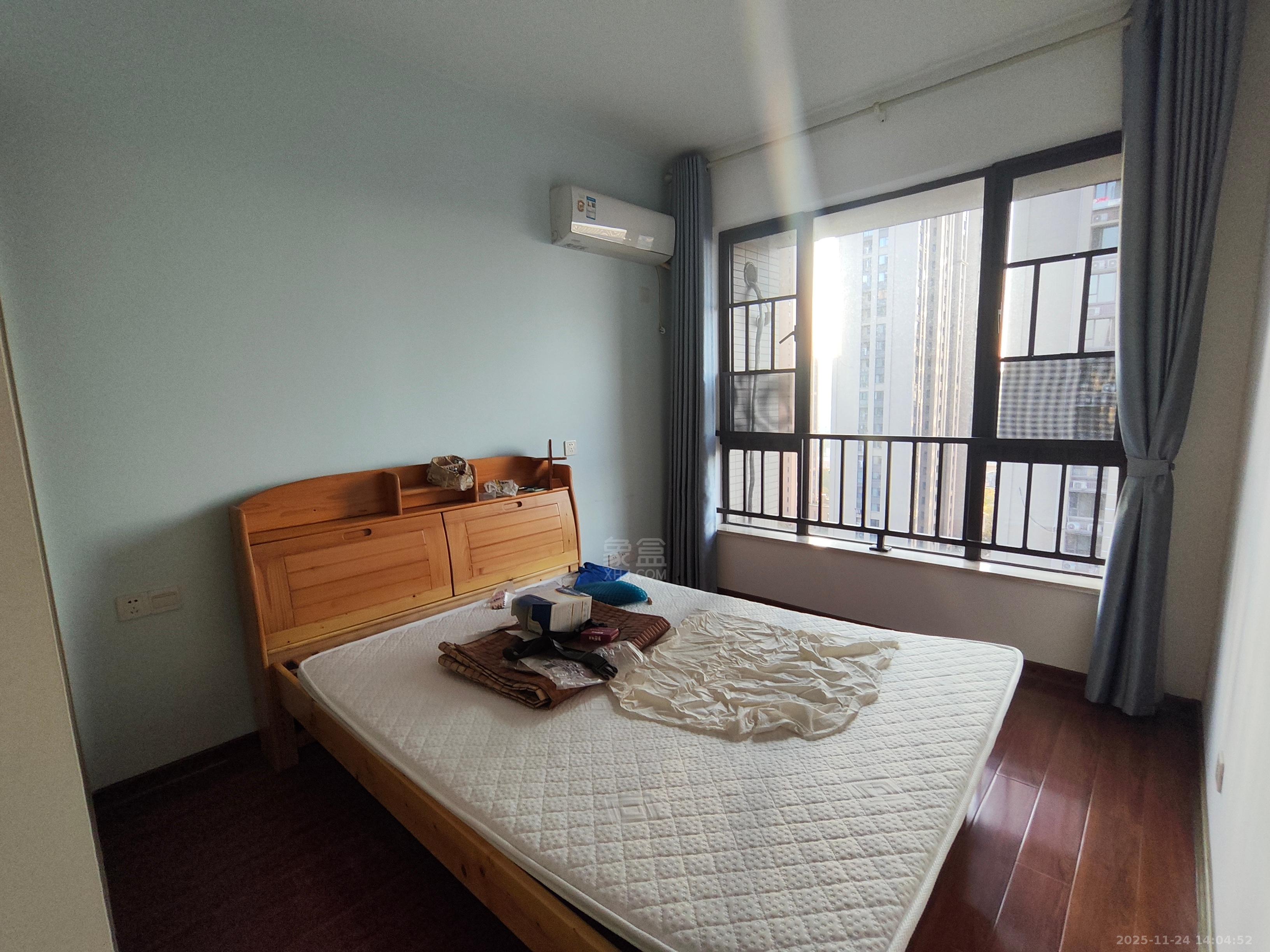 中泰财富湘江  3室2厅1卫    2000.0元/月室内图