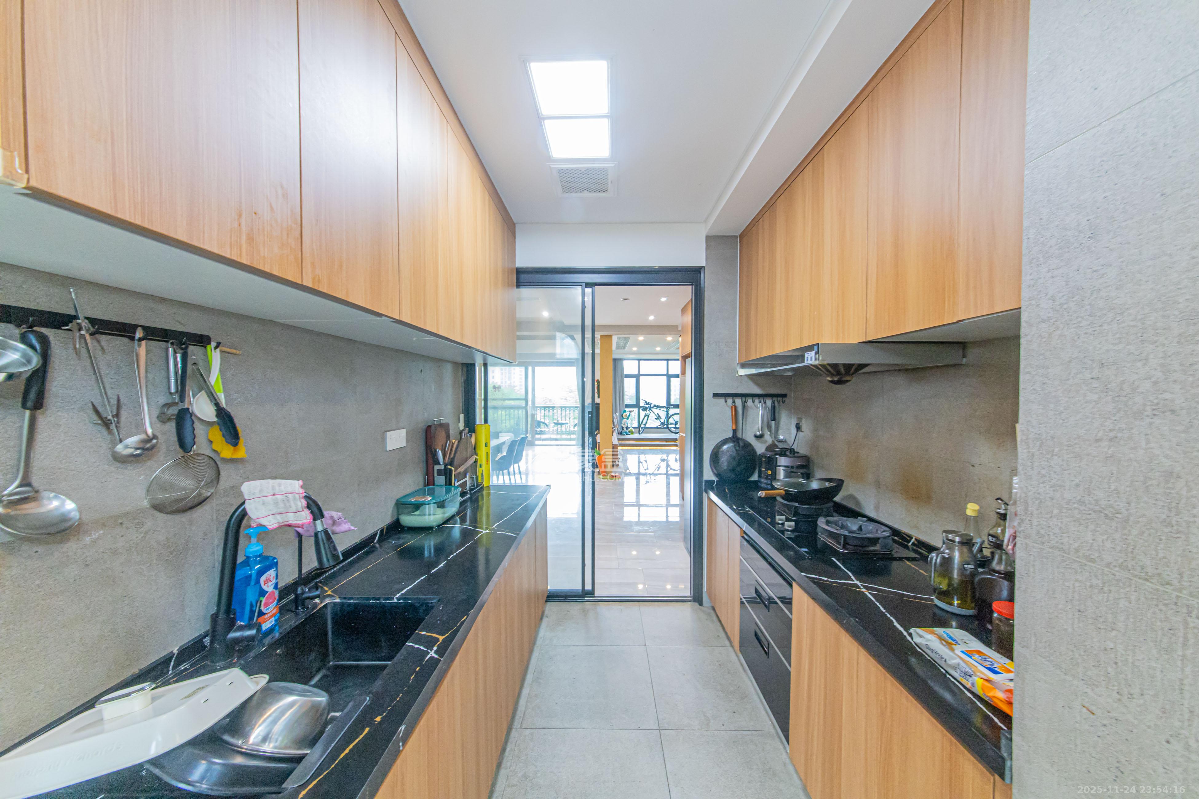 中建芙蓉和苑 6室2厅4卫 468.0万 中建芙蓉和苑 6室2厅4卫 468.0万厨房