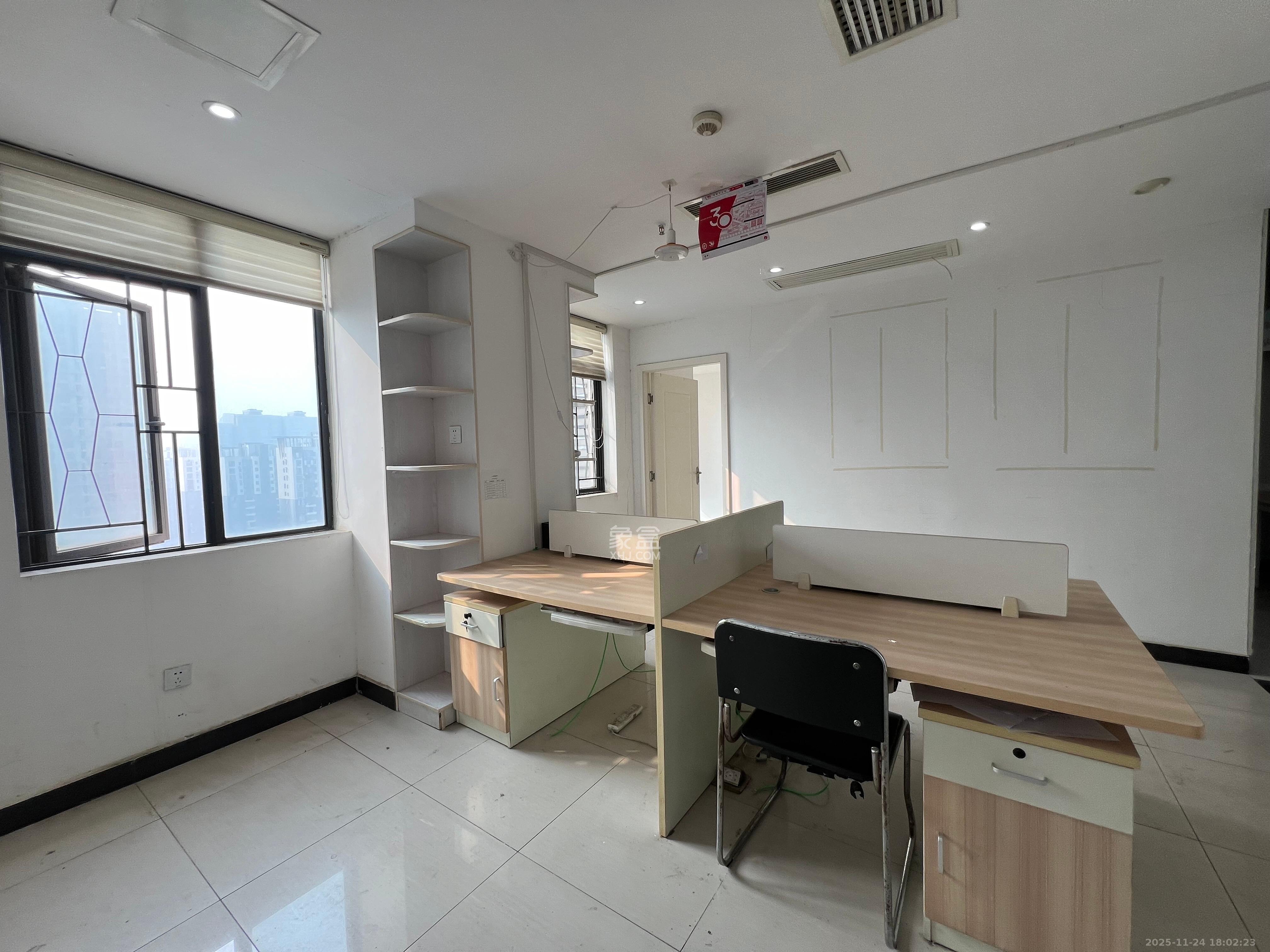 长房中庭国际(东郡华蓉广场) 3室2厅1卫 5600.0元/月 长房中庭国际(东郡华蓉广场) 3室2厅1卫 5600.0元/月室内图