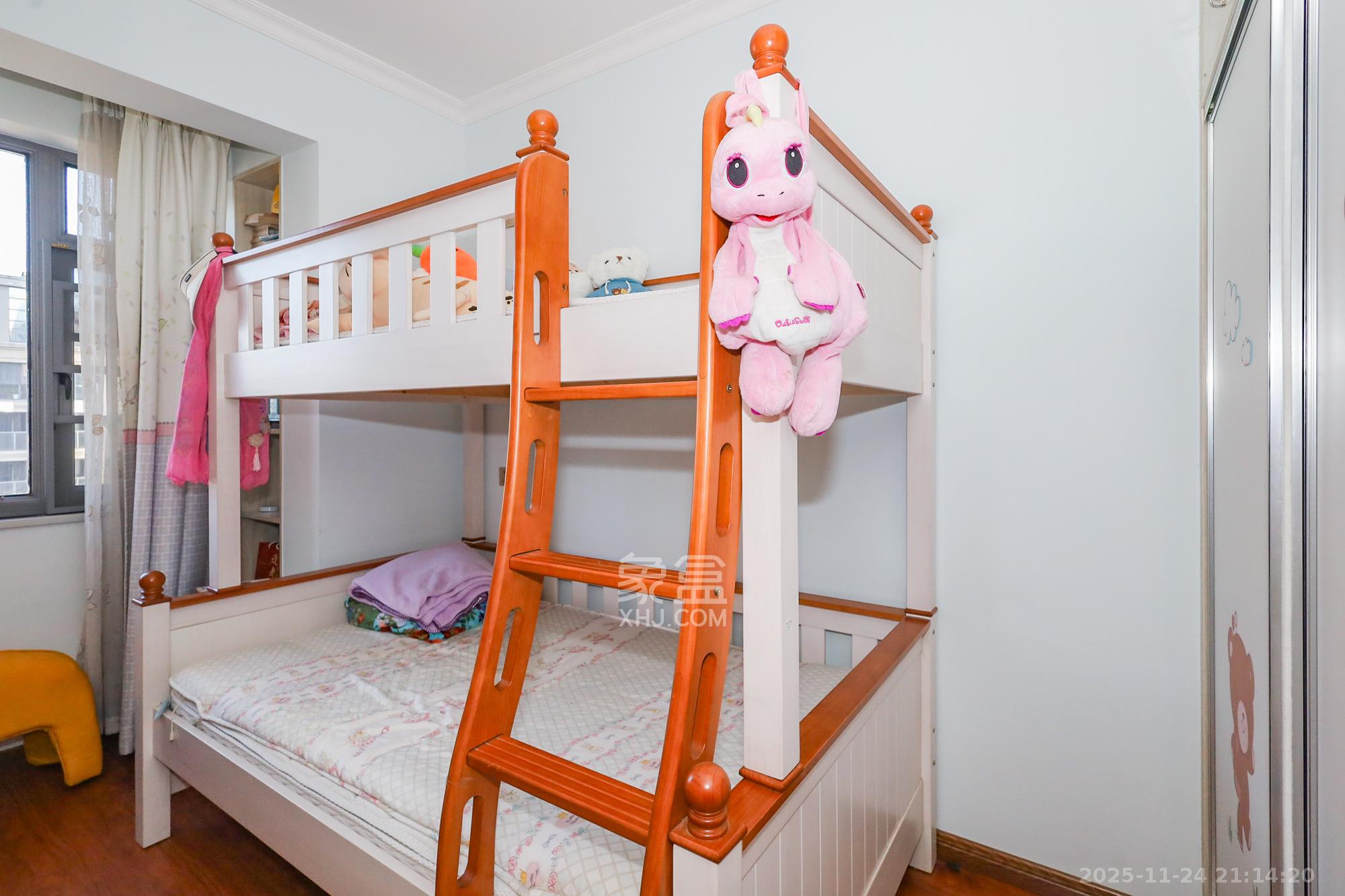 八方小区C区  3室2厅2卫    360.0万卧室