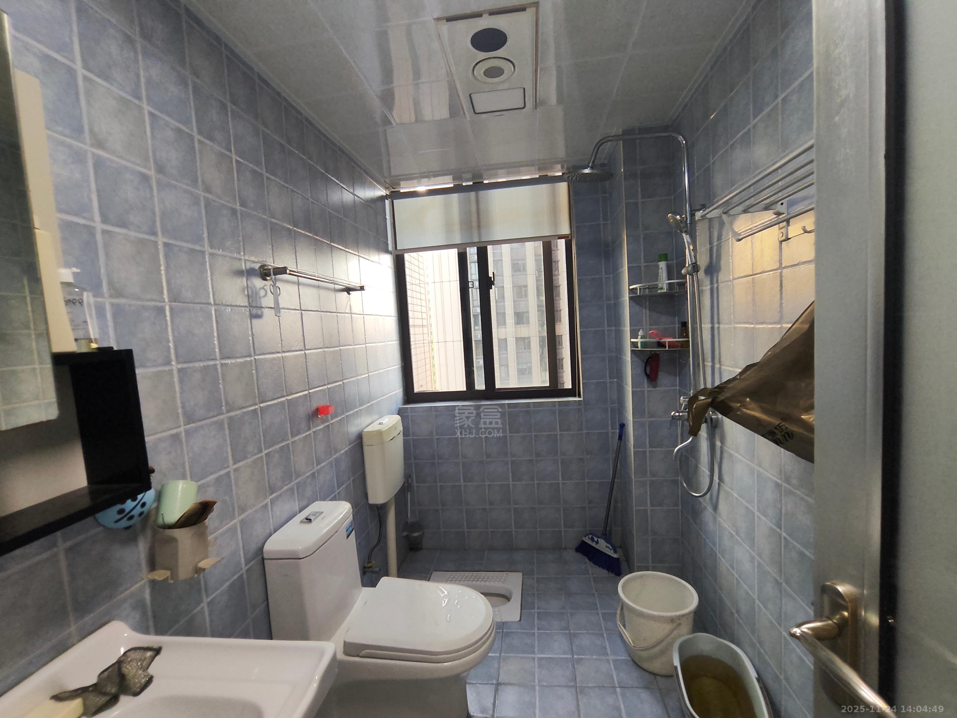 中泰财富湘江  3室2厅1卫    2000.0元/月室内图