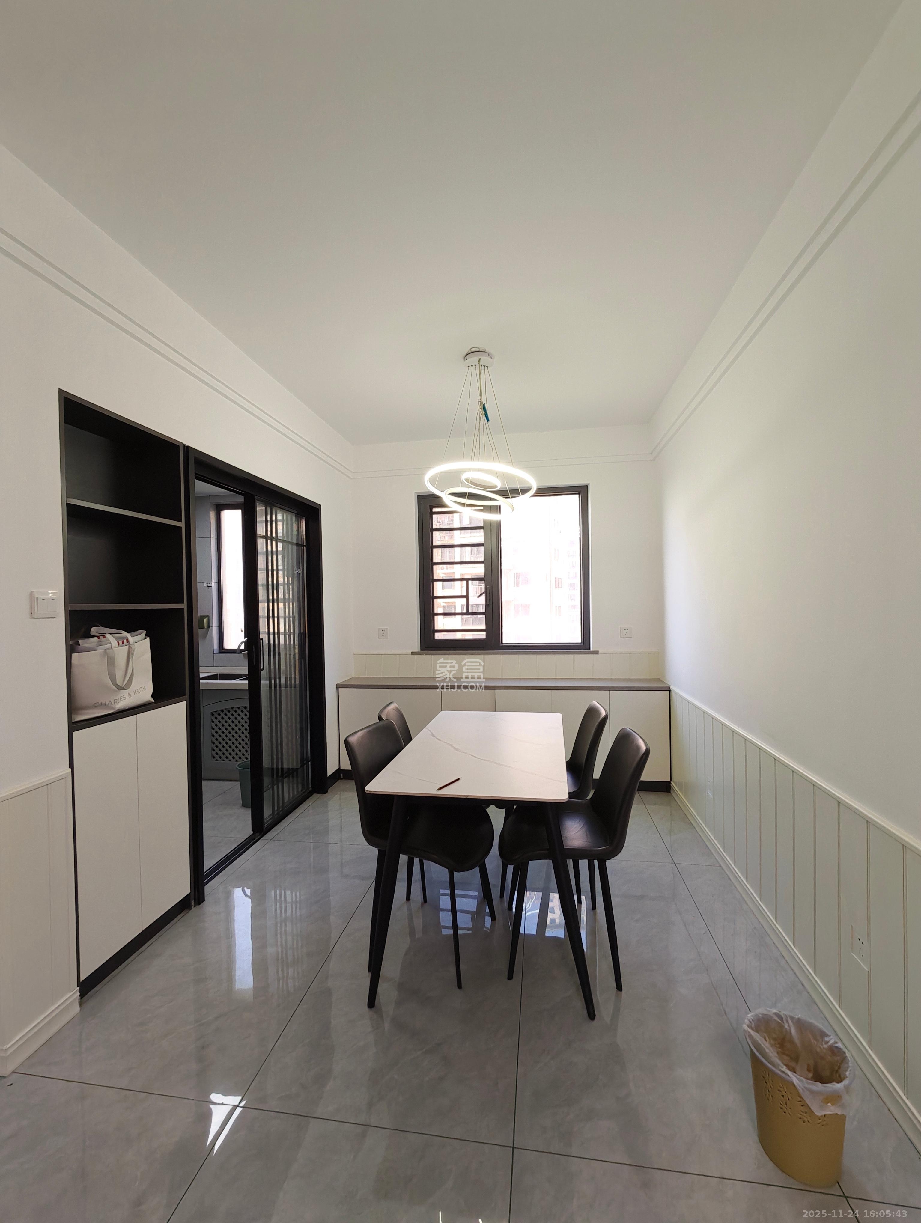 荣盛岳麓峰景  3室2厅2卫    2200.0元/月室内图