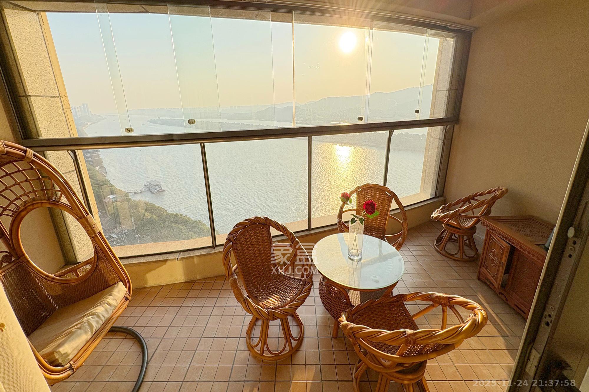 华远华中心  4室2厅5卫    600.0万阳台