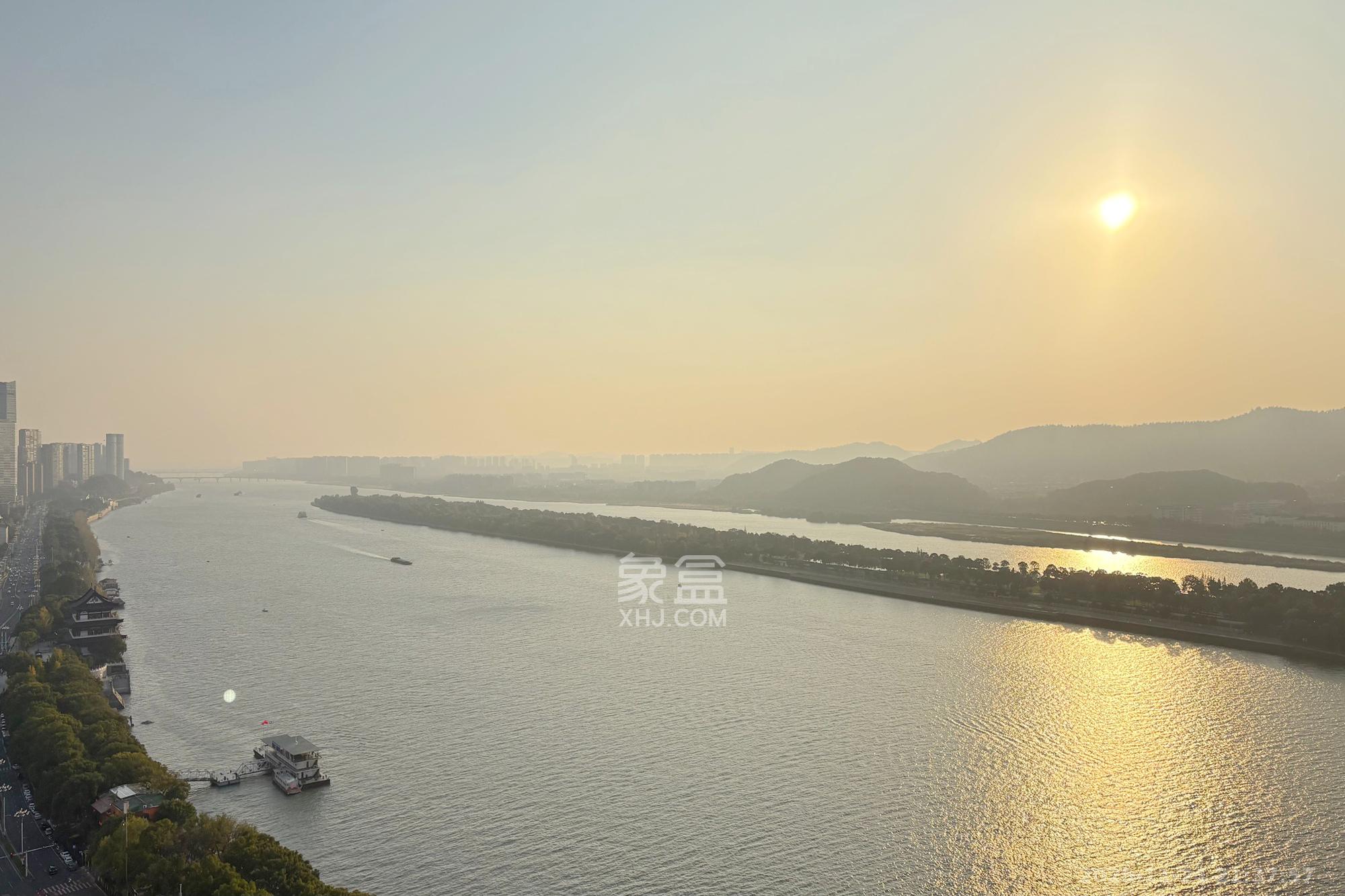 华远华中心  4室2厅5卫    600.0万阳台