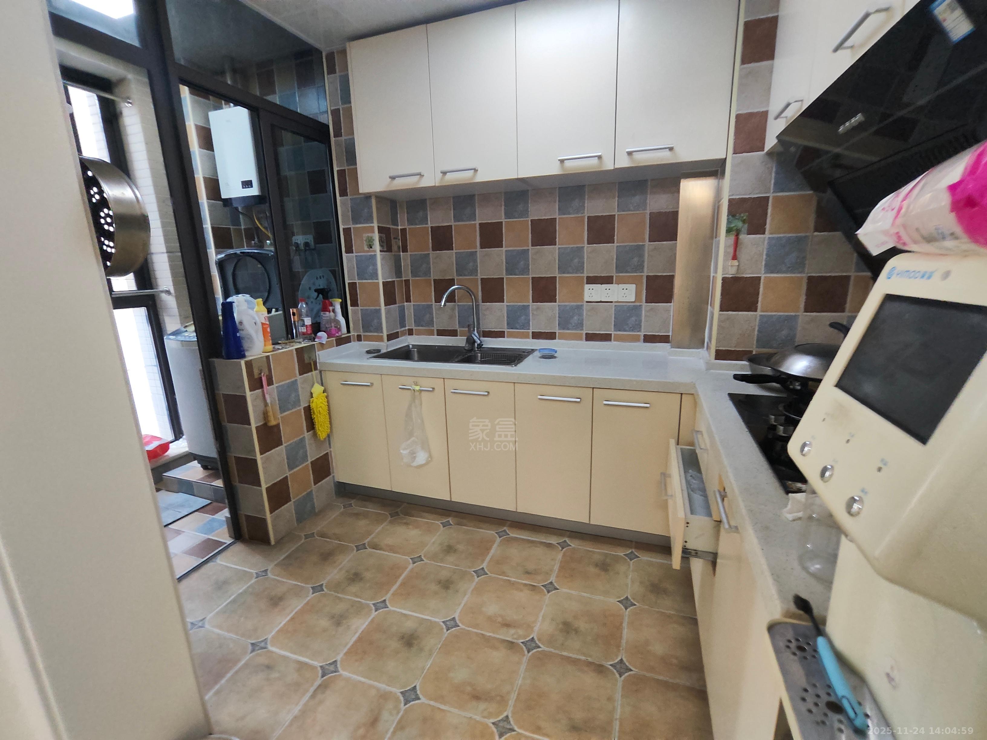 中泰财富湘江  3室2厅1卫    2000.0元/月室内图