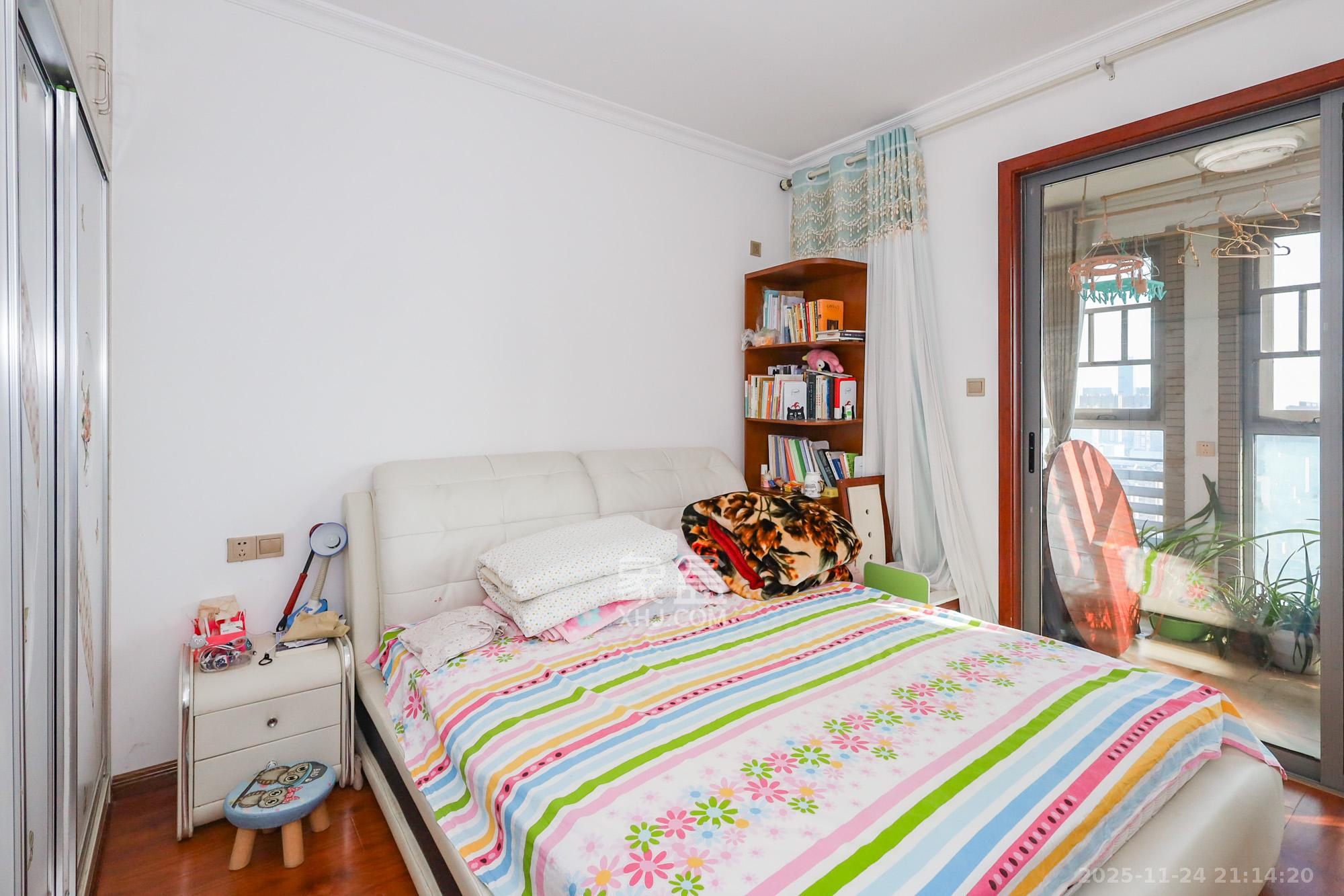 八方小区C区  3室2厅2卫    360.0万卧室