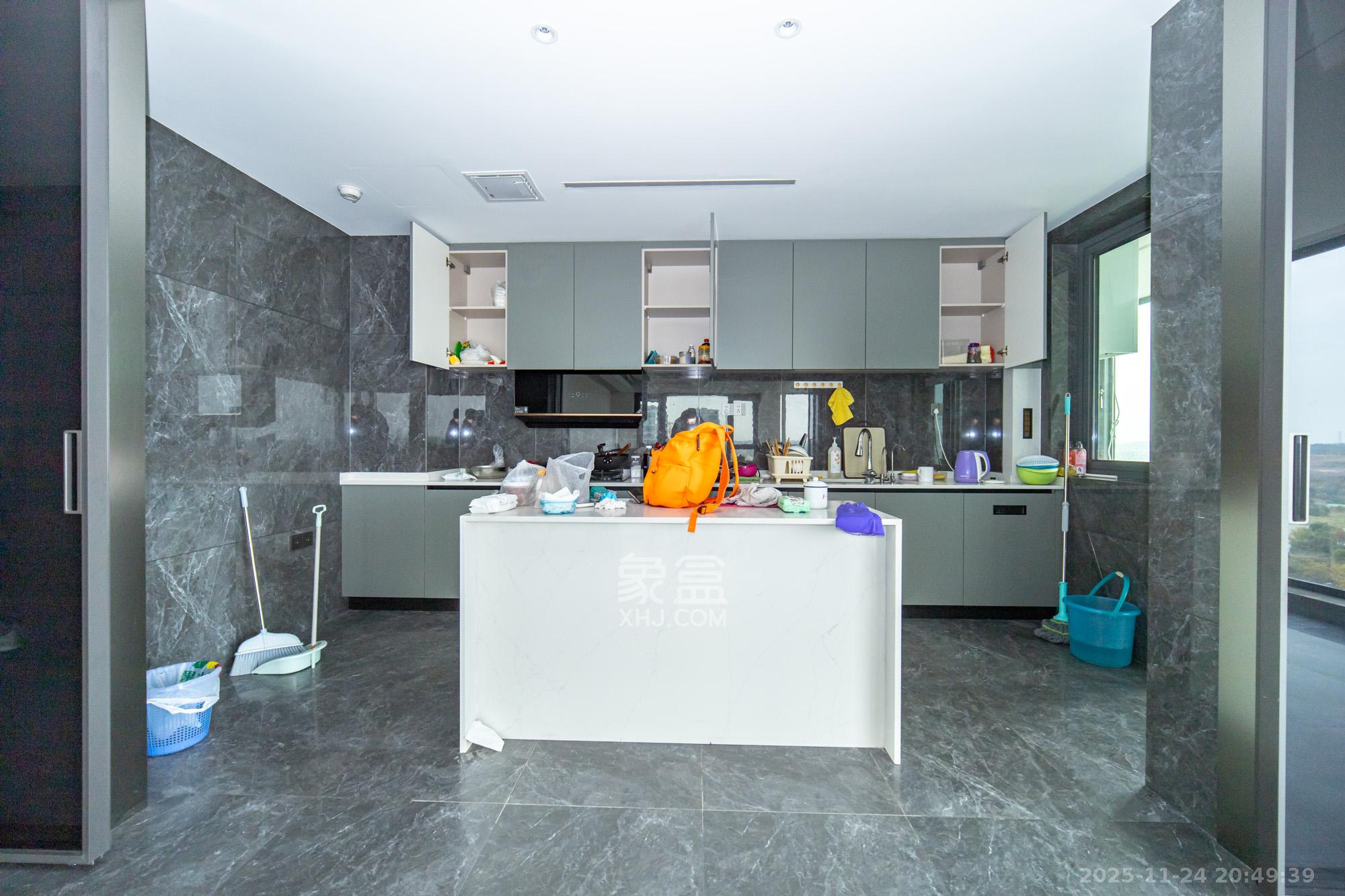 万科松湖天地  4室2厅3卫    409.0万厨房