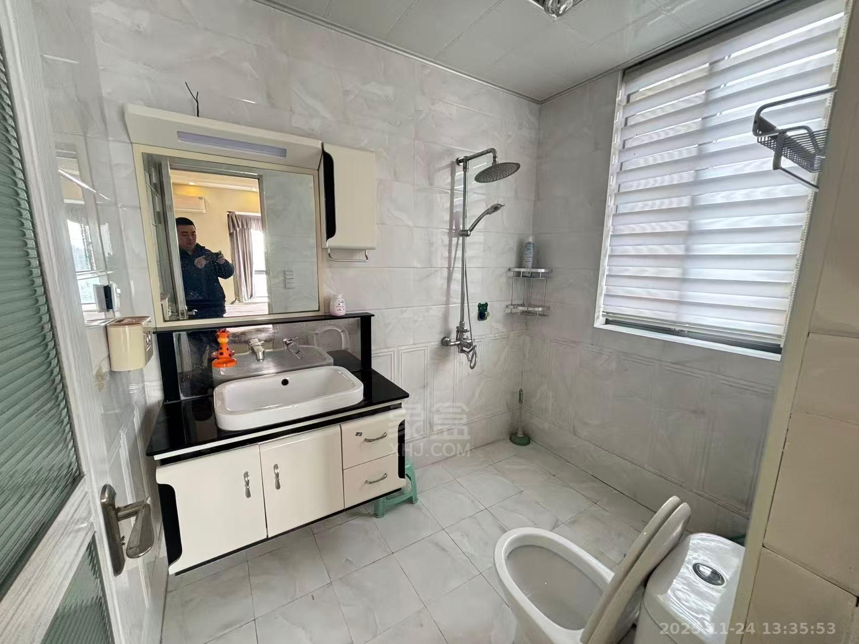 近水楼台  3室2厅2卫    3000.0元/月