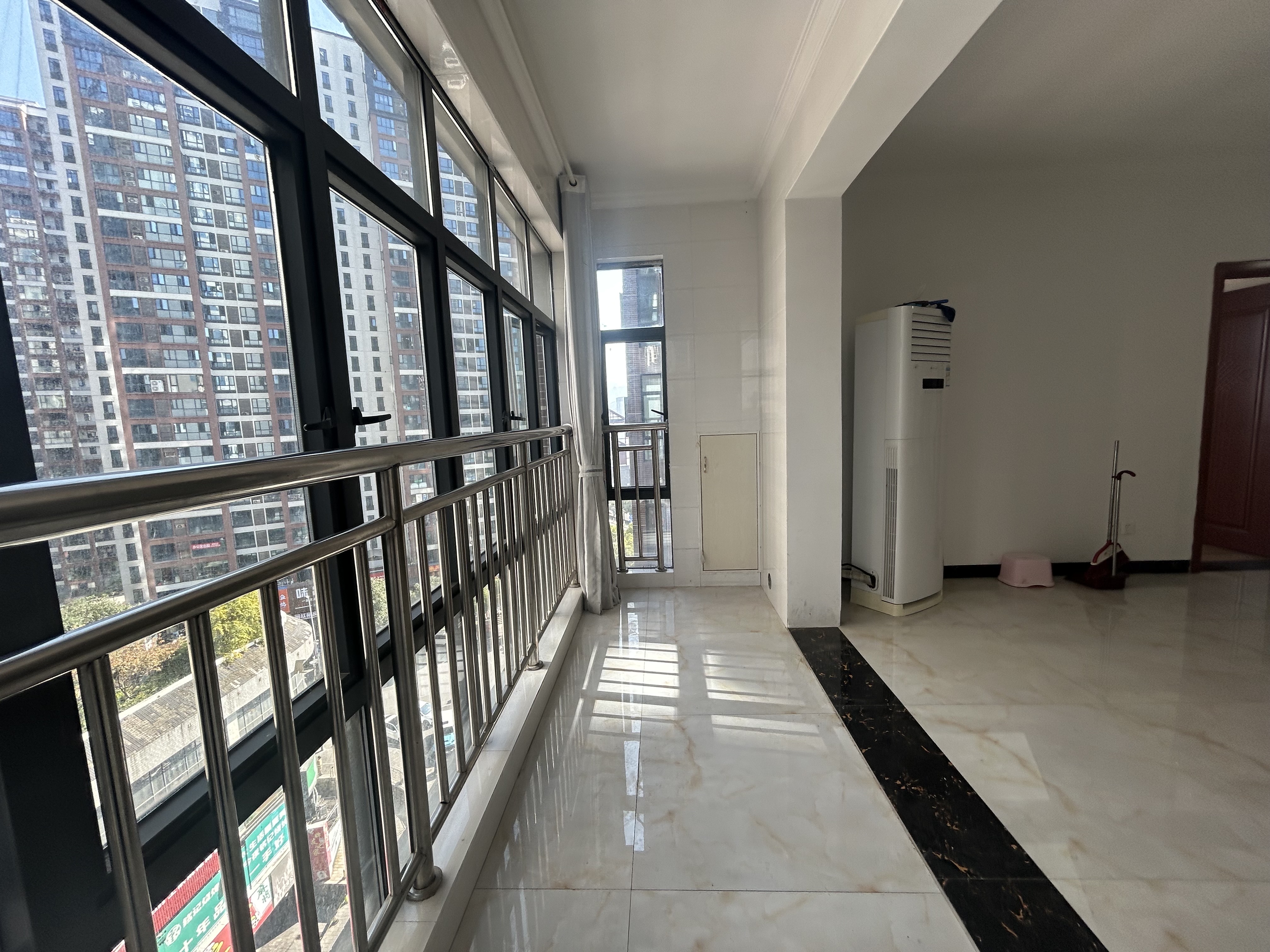 南门口安置小区一期  3室2厅2卫    2000.0元/月室内图