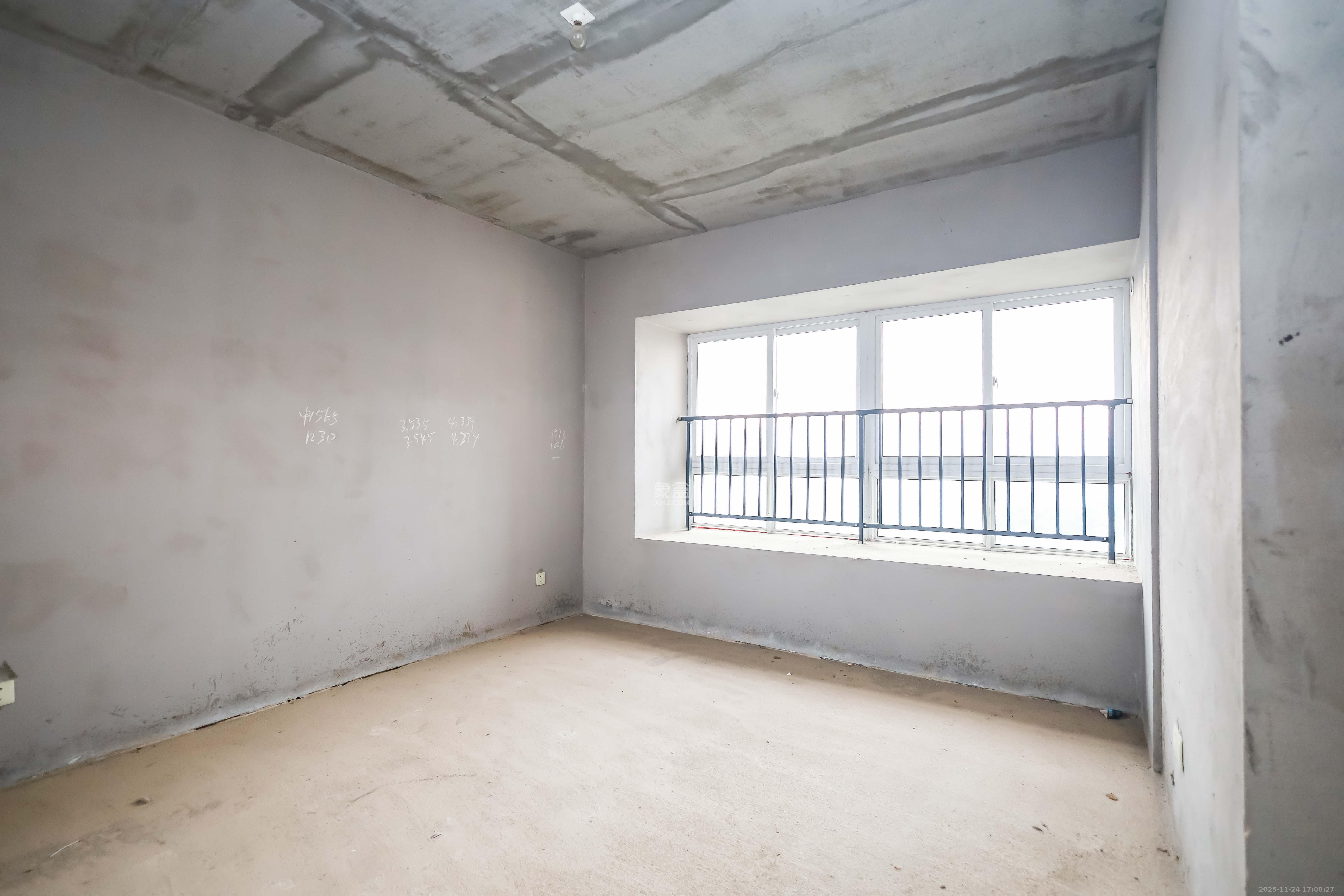 天麓尚层  4室2厅2卫    90.0万卧室