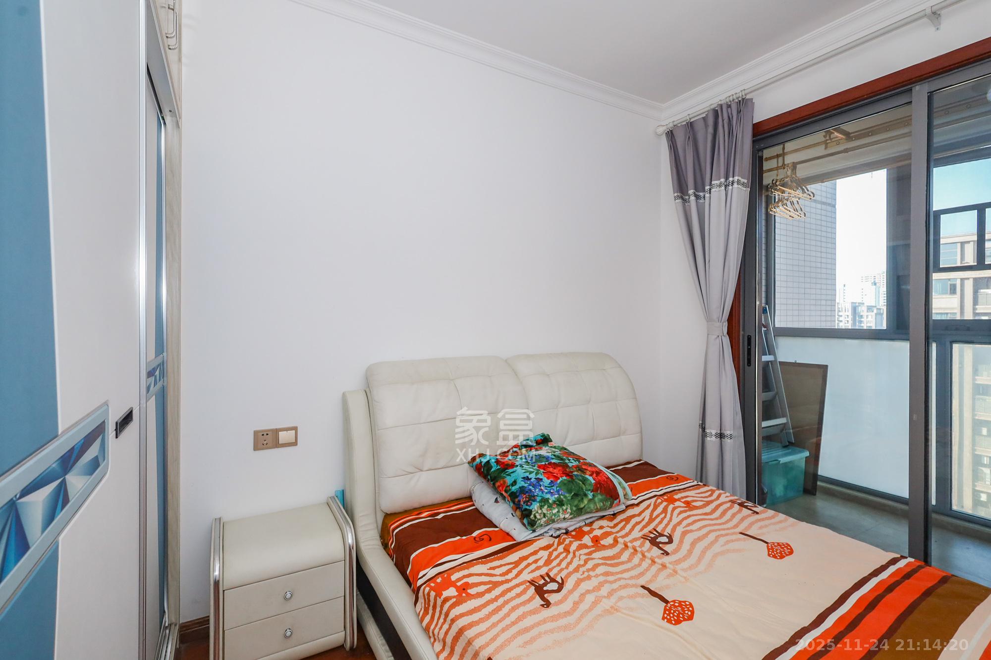 八方小区C区  3室2厅2卫    360.0万卧室