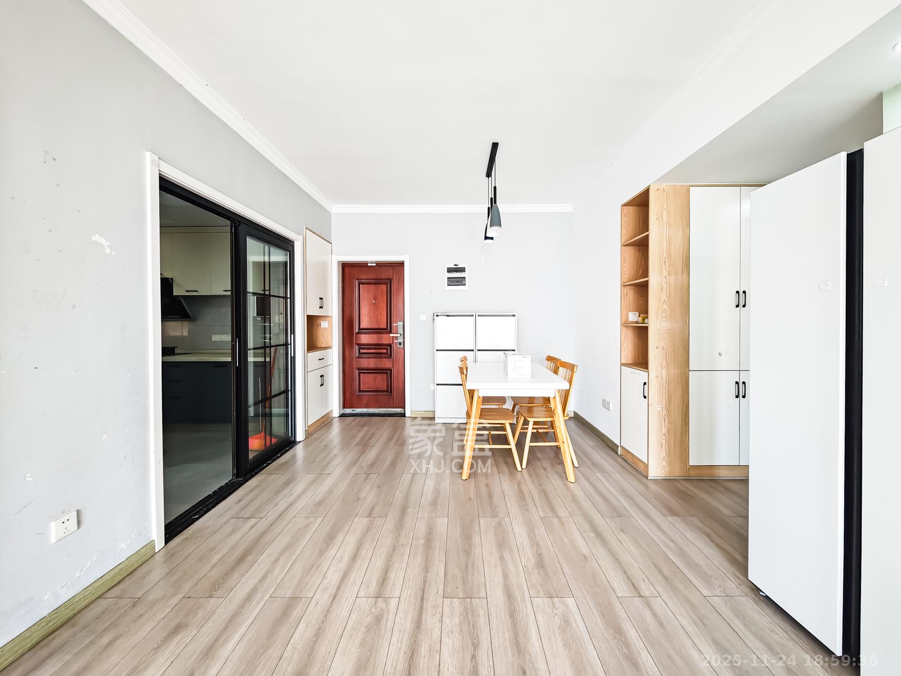 福晟钱隆国际(晟冉景苑) 3室2厅2卫 95.0万 福晟钱隆国际(晟冉景苑) 3室2厅2卫 95.0万客厅