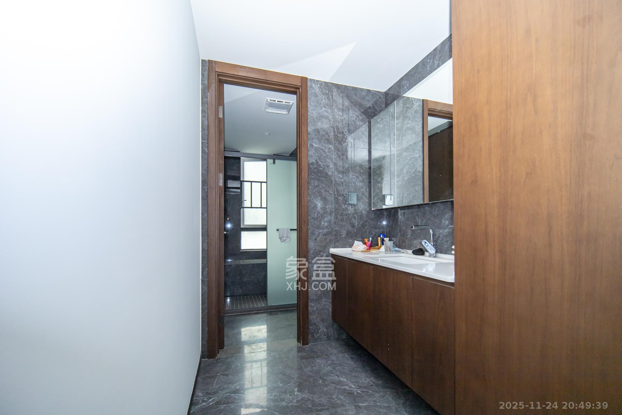 万科松湖天地  4室2厅3卫    409.0万卫生间