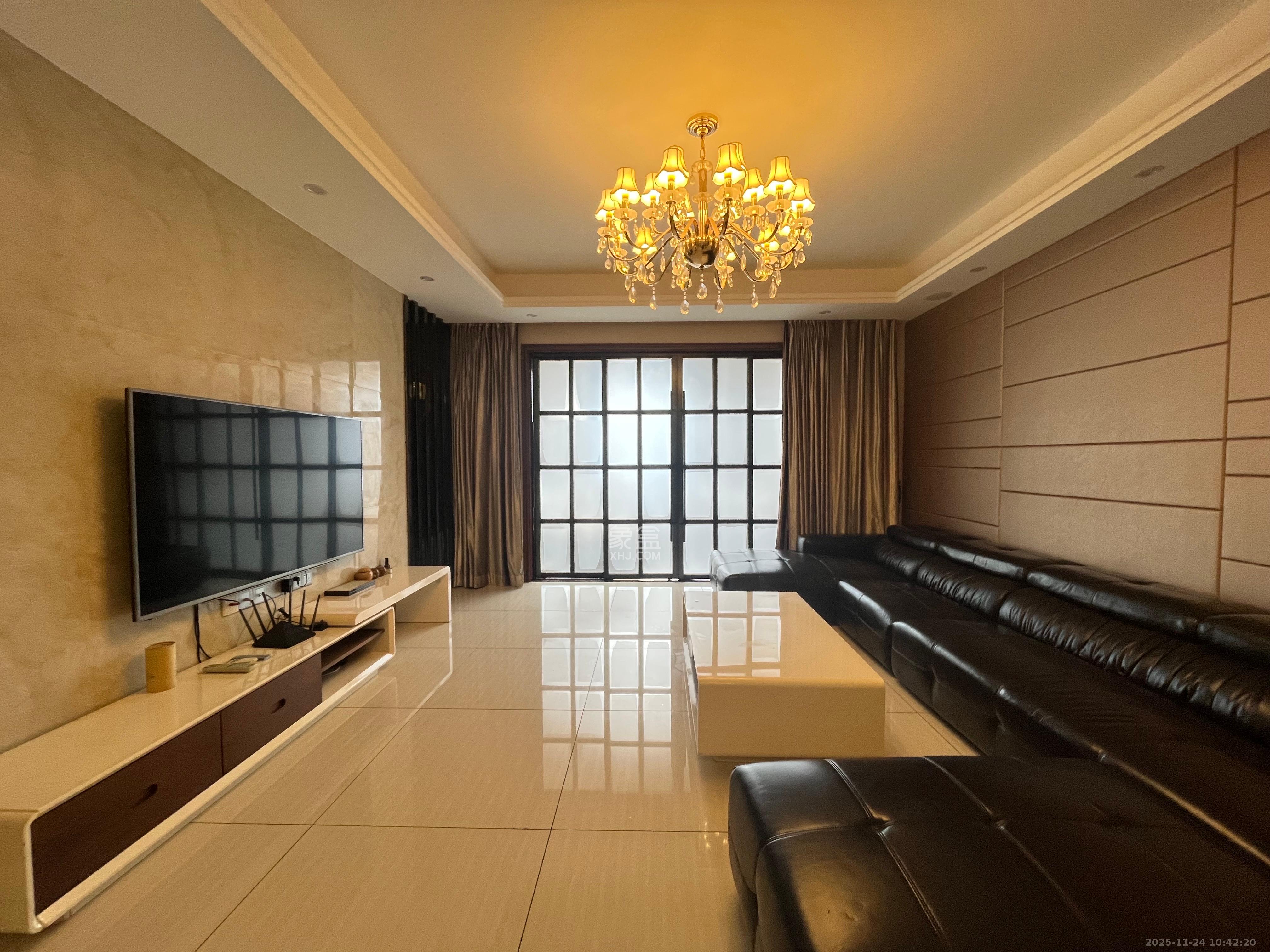 藏珑湖上国际花园  3室2厅2卫    4500.0元/月