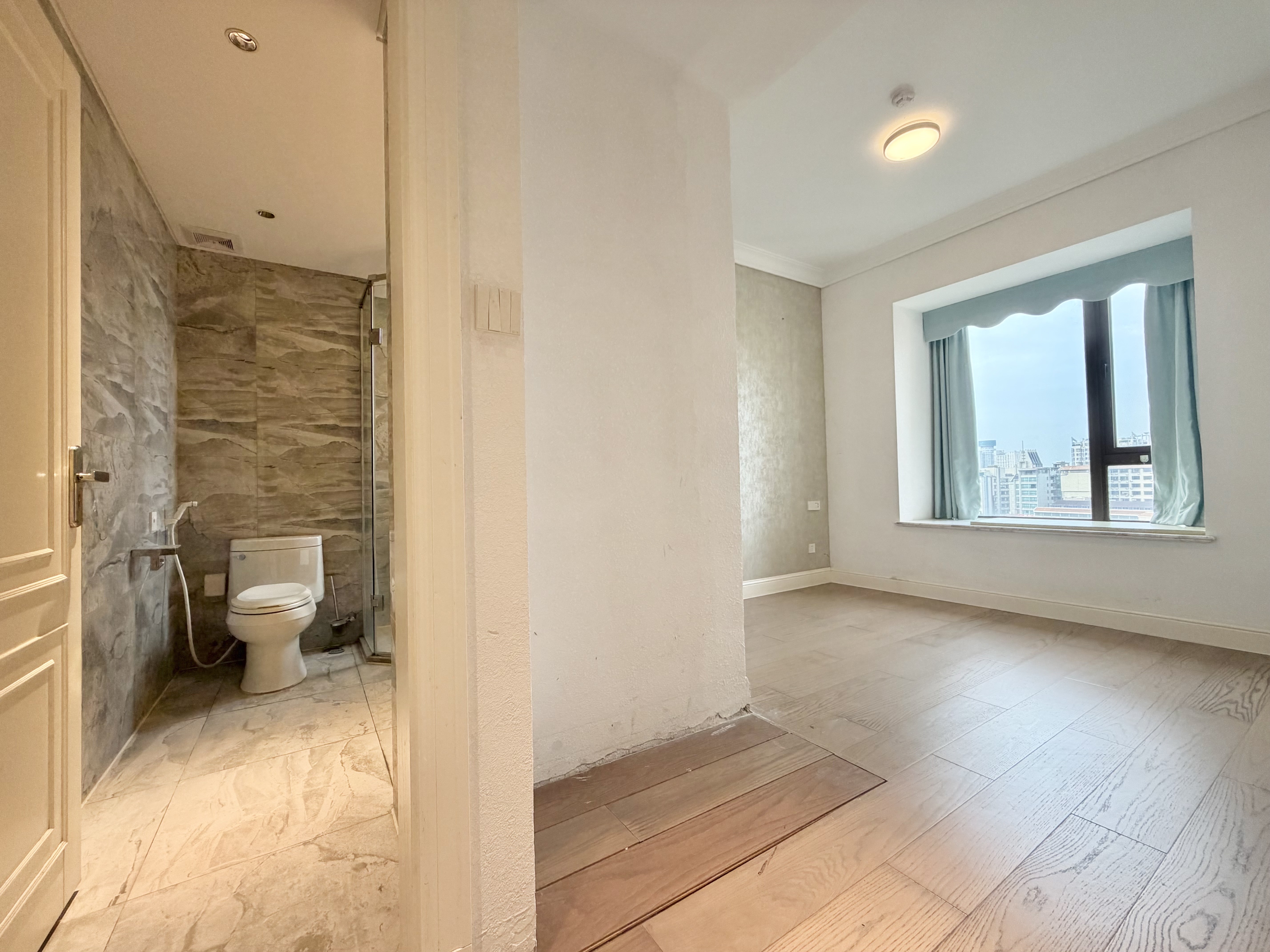 海航豪庭北苑 5室2厅3卫 520.0万 海航豪庭北苑 5室2厅3卫 520.0万客厅