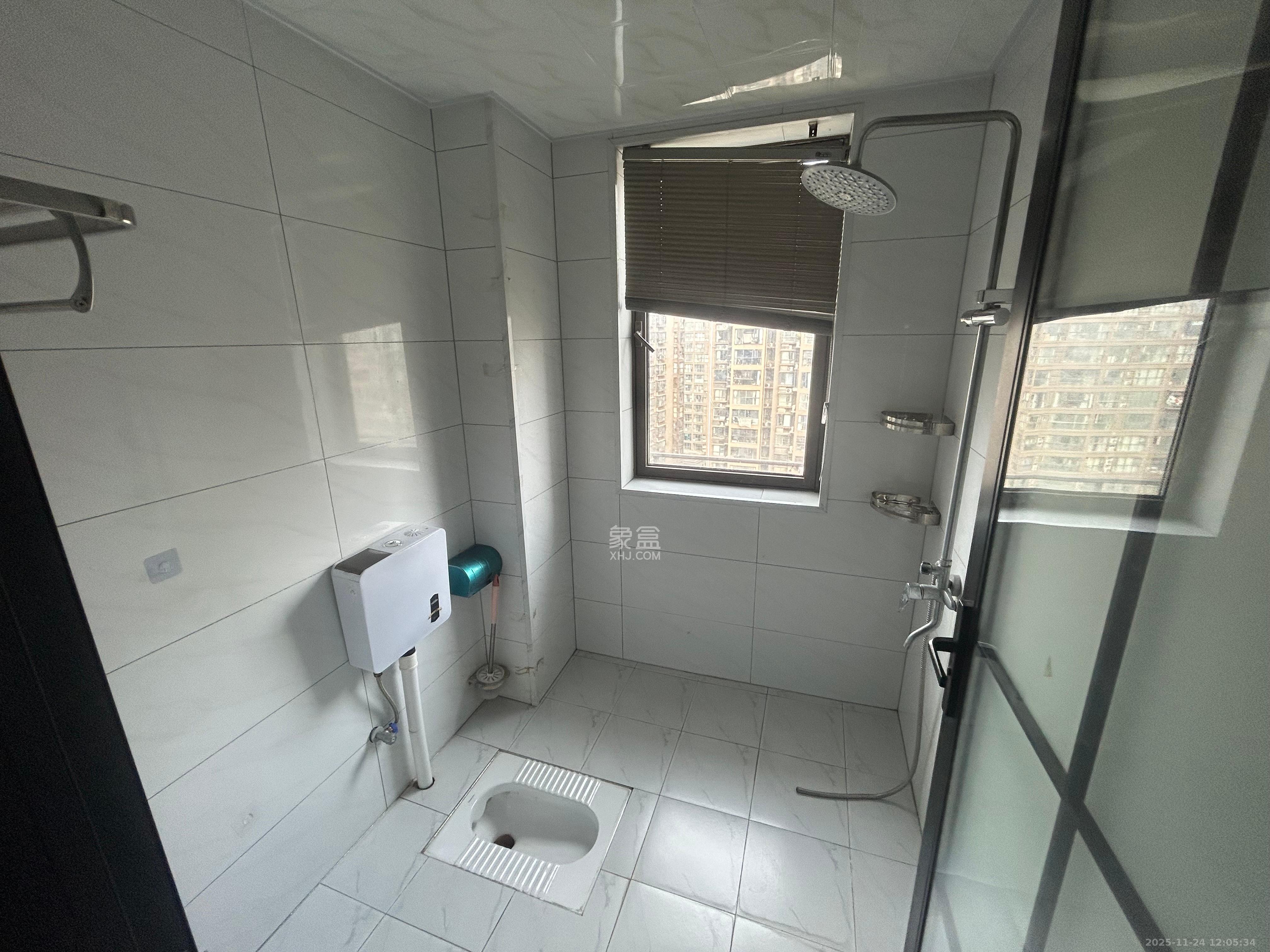 龙湖春江悦茗  4室2厅2卫    3500.0元/月室内图