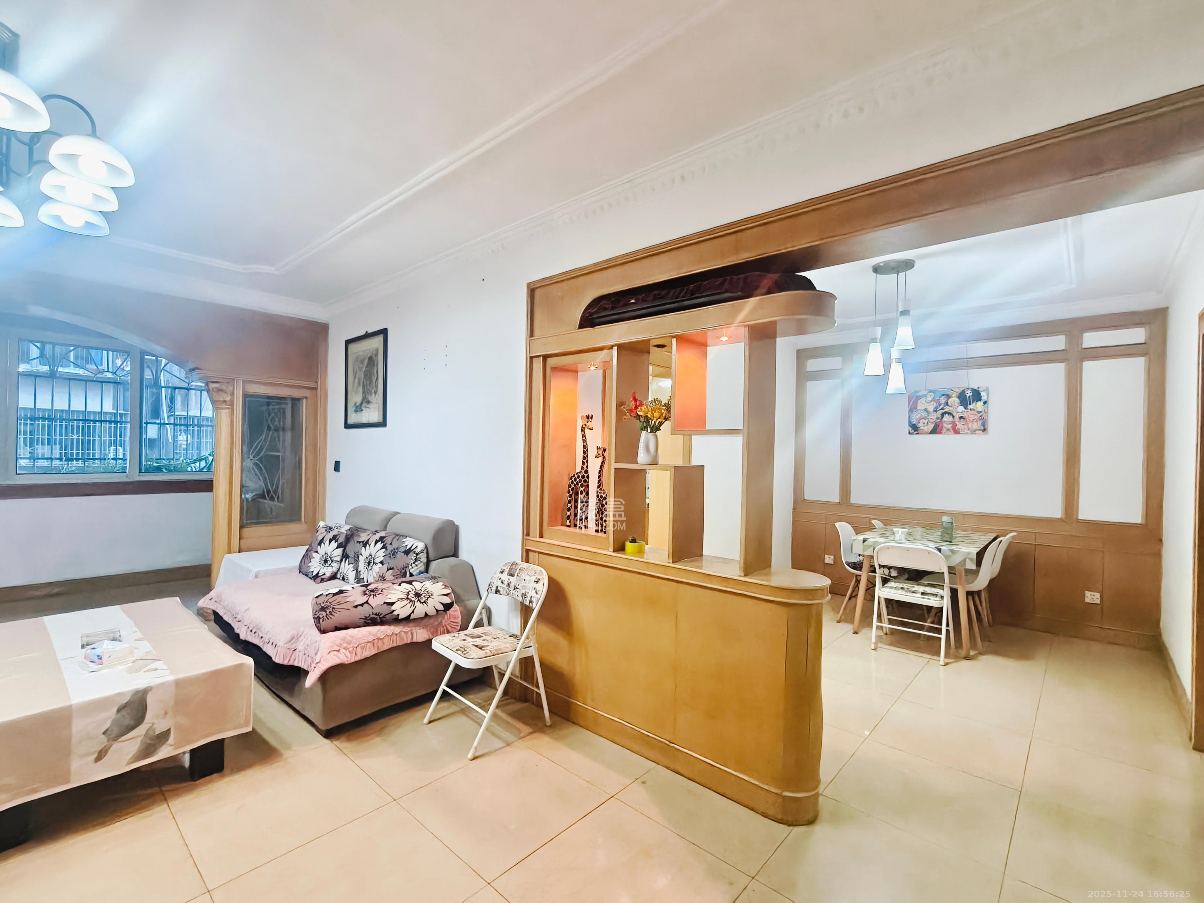 德雅精品公寓  3室2厅1卫    2500.0元/月室内图