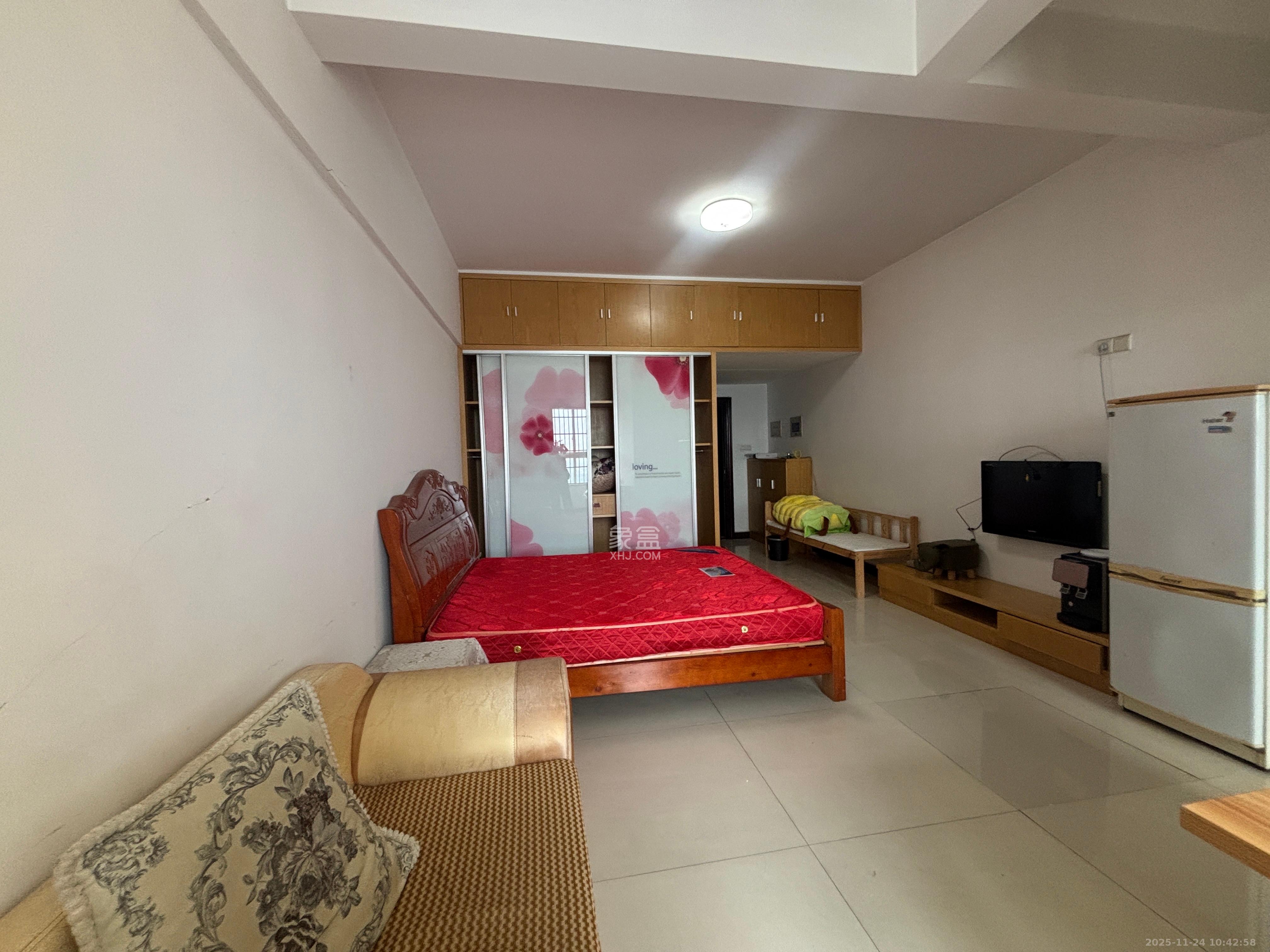 香槟小镇(香槟花苑）  1室1厅1卫    1100.0元/月室内图1