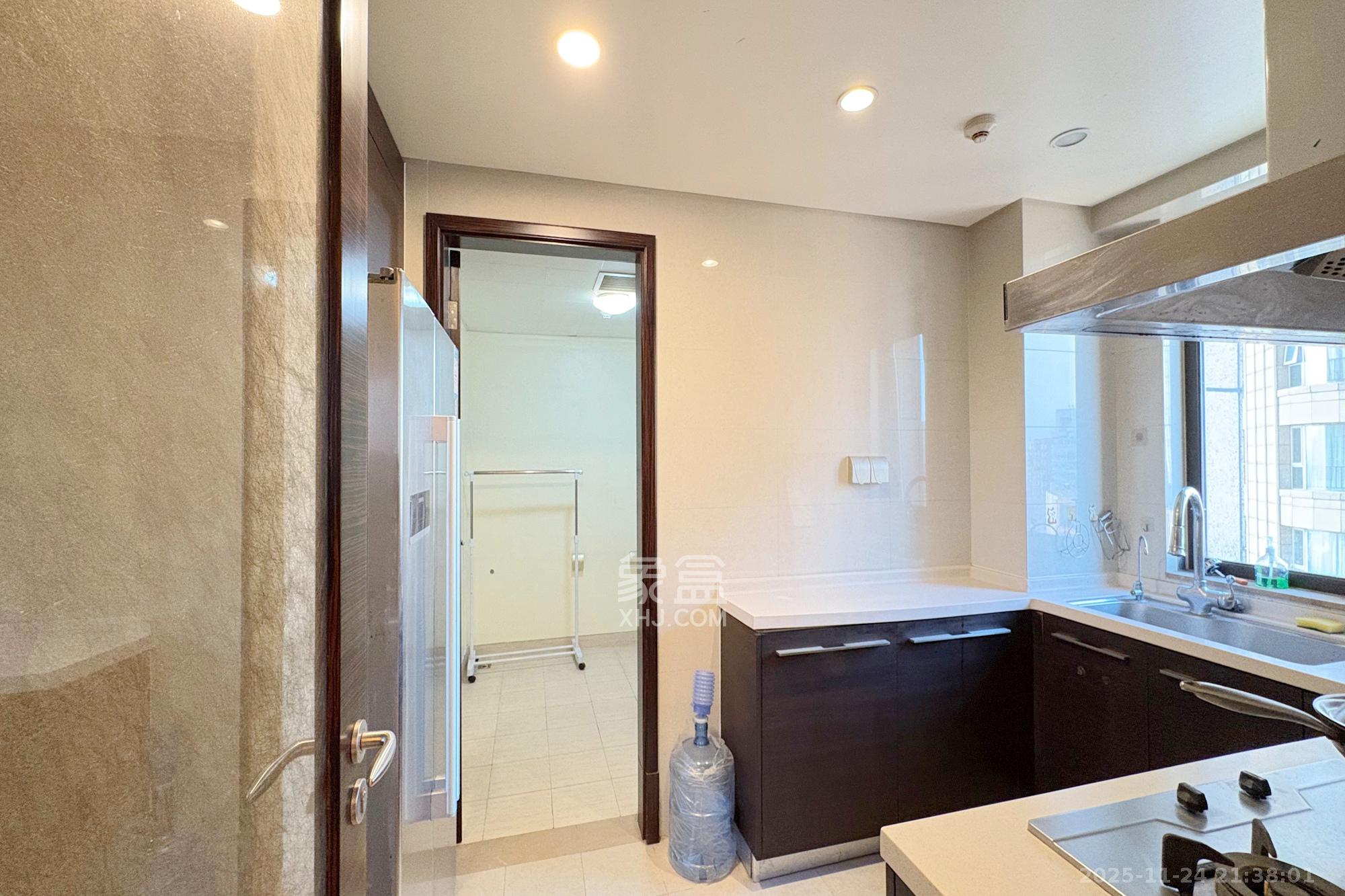 华远华中心  4室2厅5卫    600.0万厨房