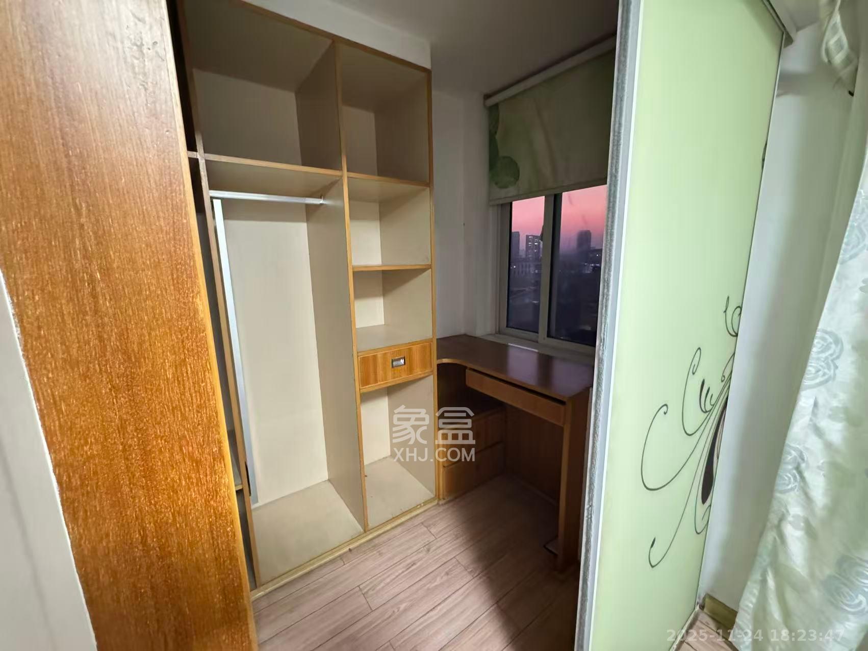 天翔新新家园  3室2厅2卫    2000.0元/月室内图