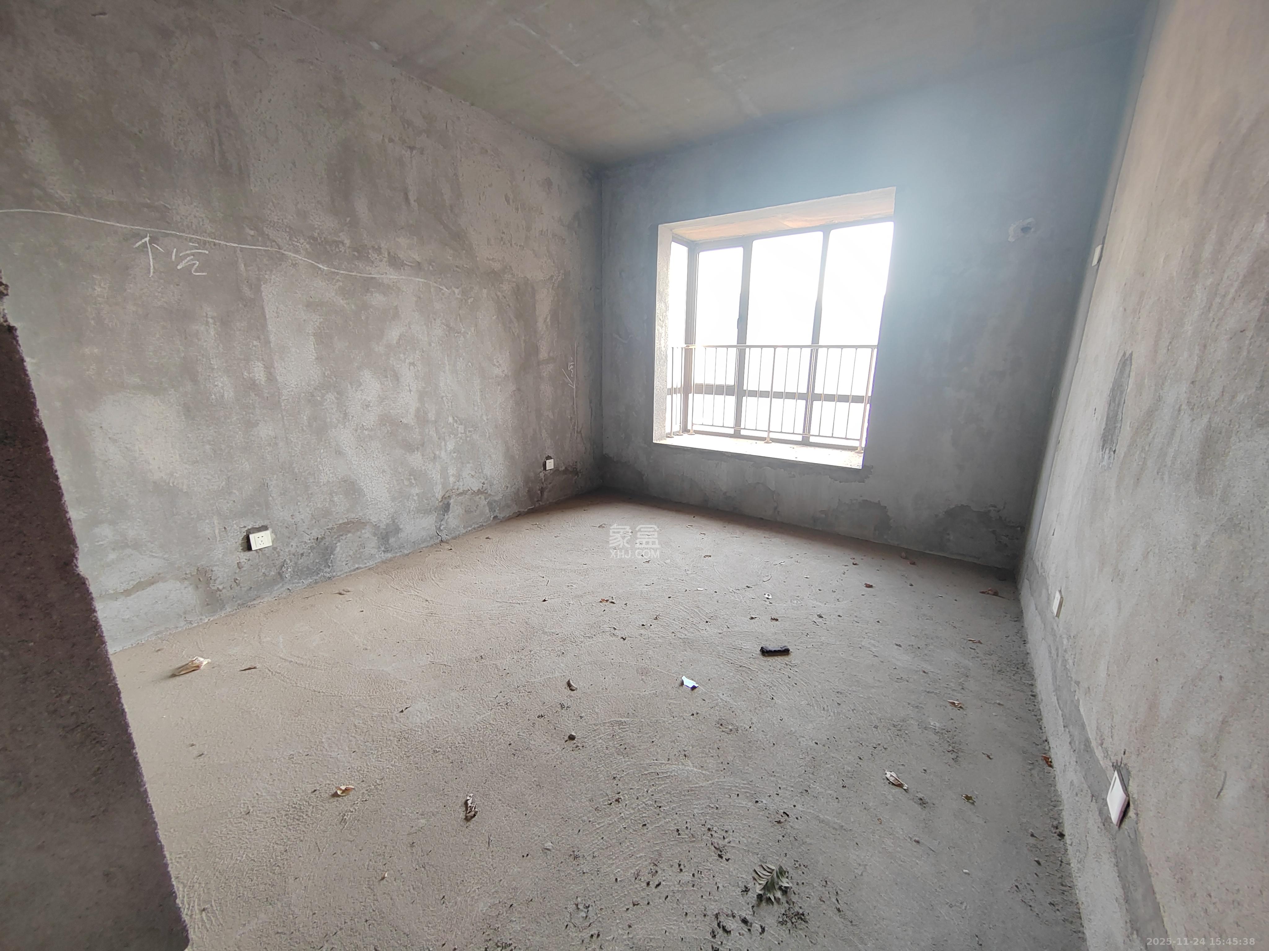 金侨城 4室2厅2卫 45.8万 金侨城 4室2厅2卫 45.8万客厅