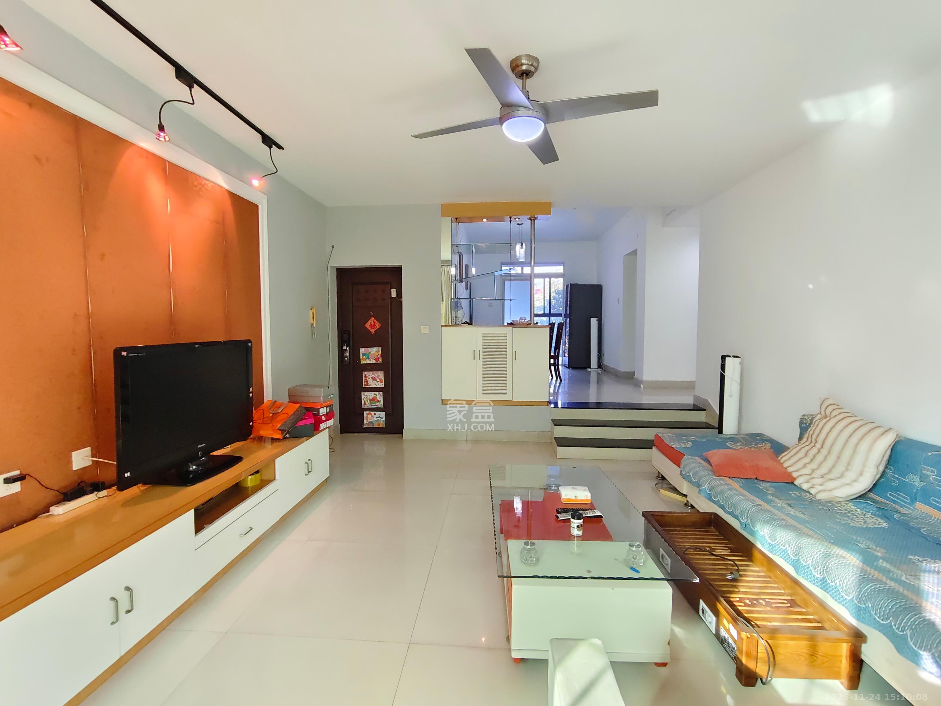 金秋小区  3室2厅2卫    2700.0元/月