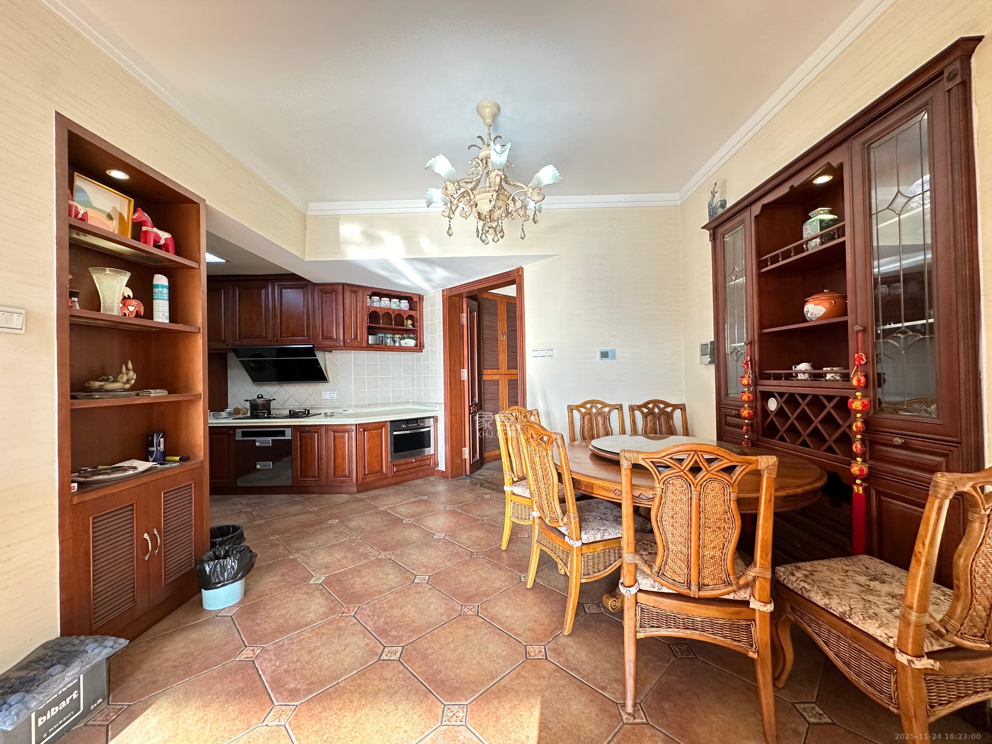 藏珑湖上国际花园  3室2厅2卫    4000.0元/月室内图