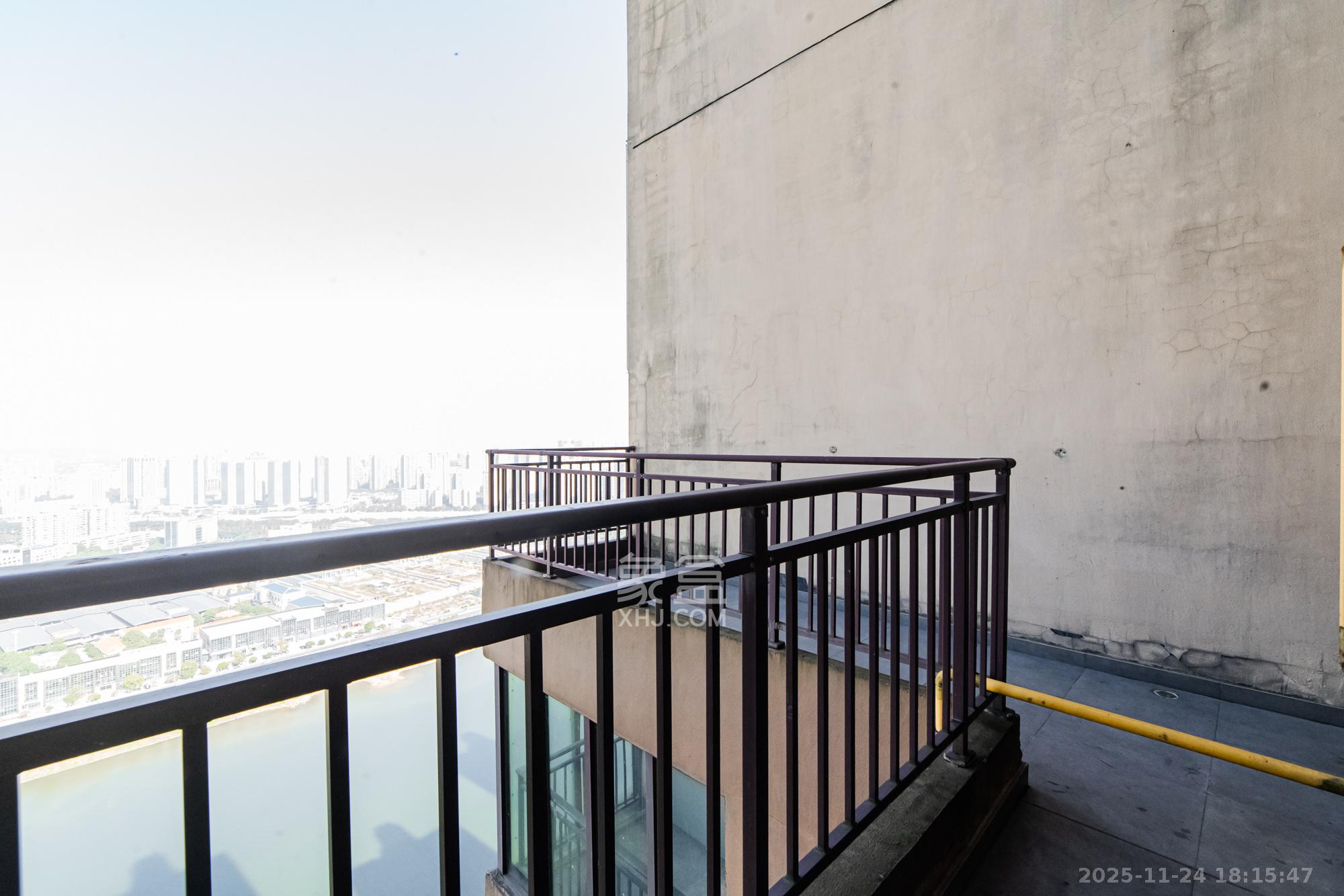 北辰三角洲C2区 3室2厅2卫 248.0万 北辰三角洲C2区 3室2厅2卫 248.0万阳台