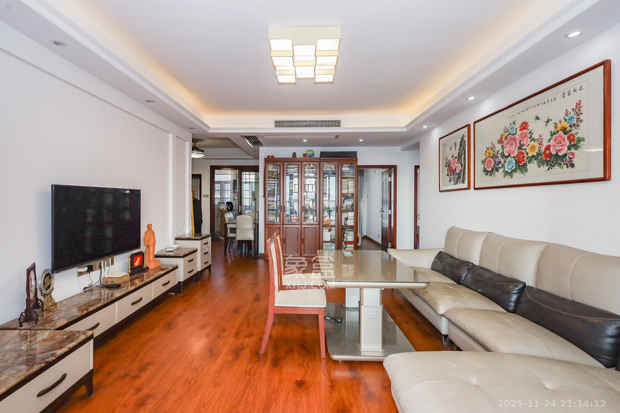 八方小区C区  3室2厅2卫    360.0万客厅