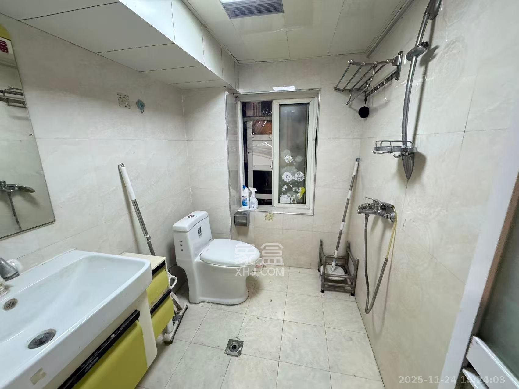 天翔新新家园  3室2厅2卫    2000.0元/月室内图