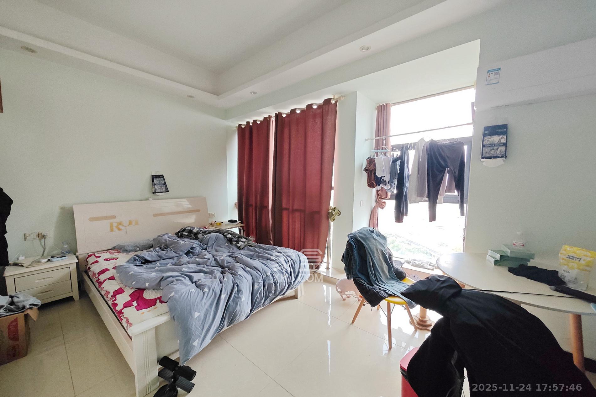 新世界广场  1室1厅1卫    25.0万卧室